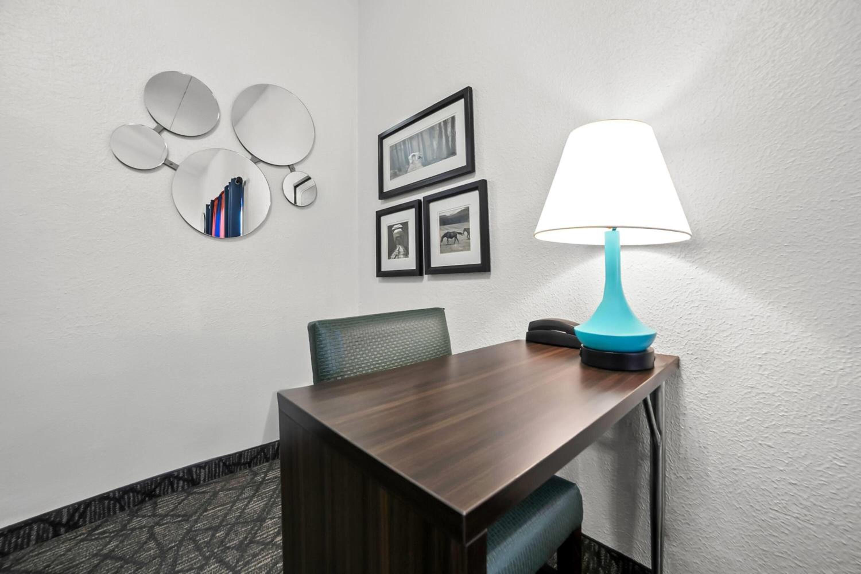 One-Bedroom King Suite - Non-Smoking - Photo 2