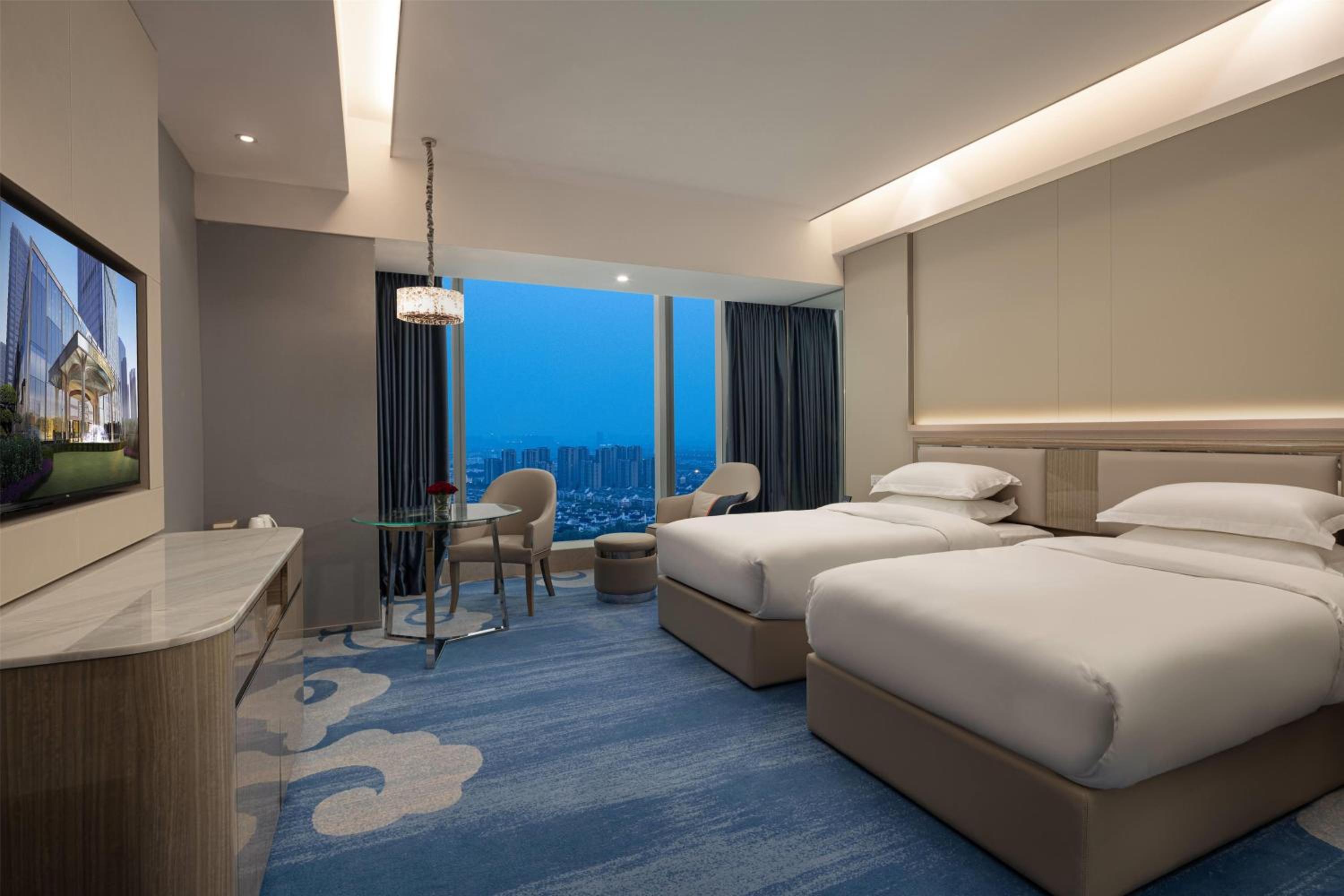 Deluxe Hollywood Twin Room with City View