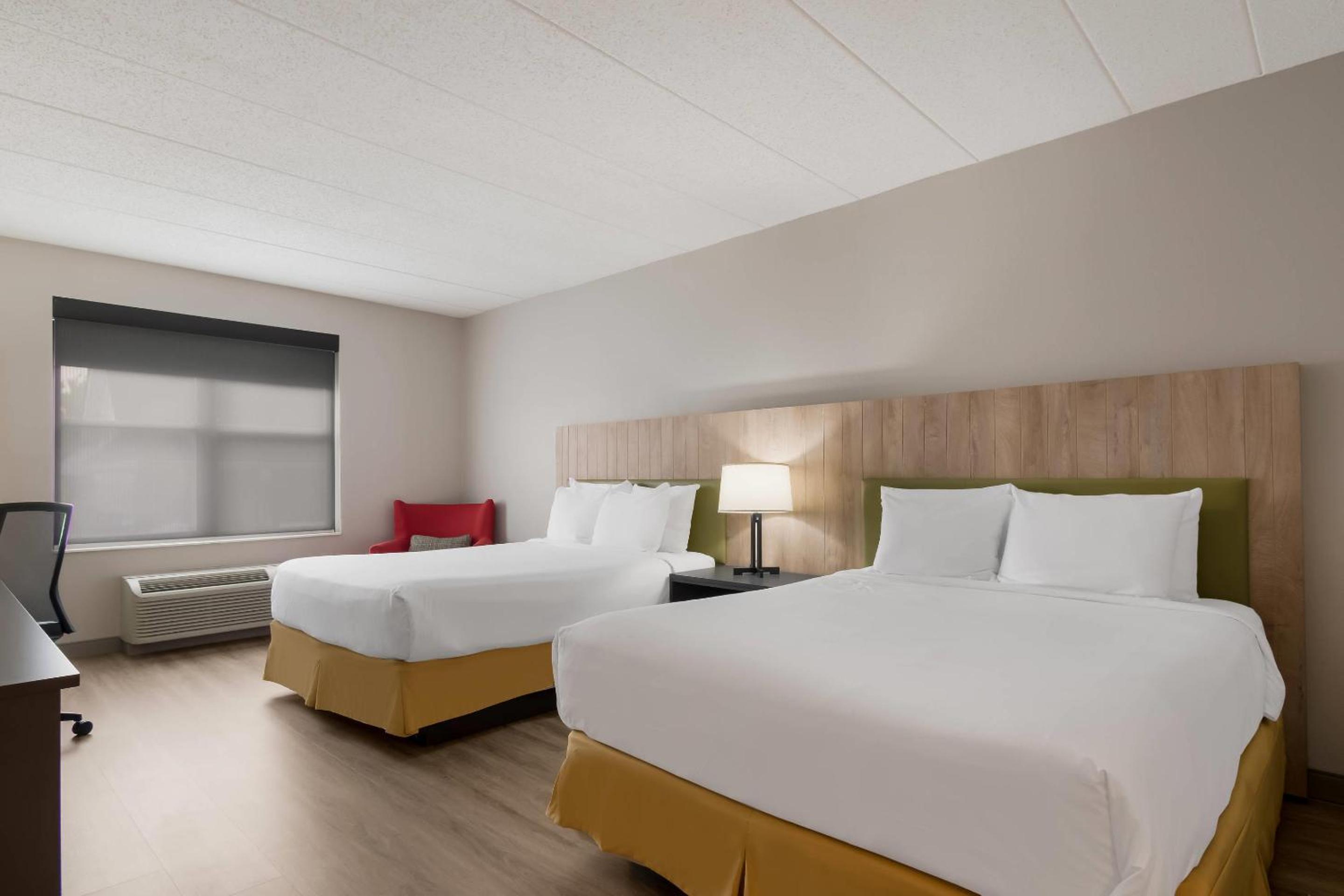 Queen Room with Two Queen Beds - Photo 4