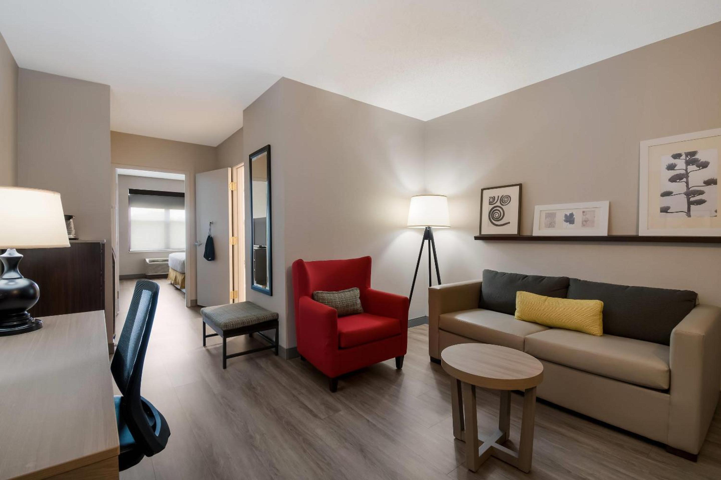 One-Bedroom King Suite - Photo 4
