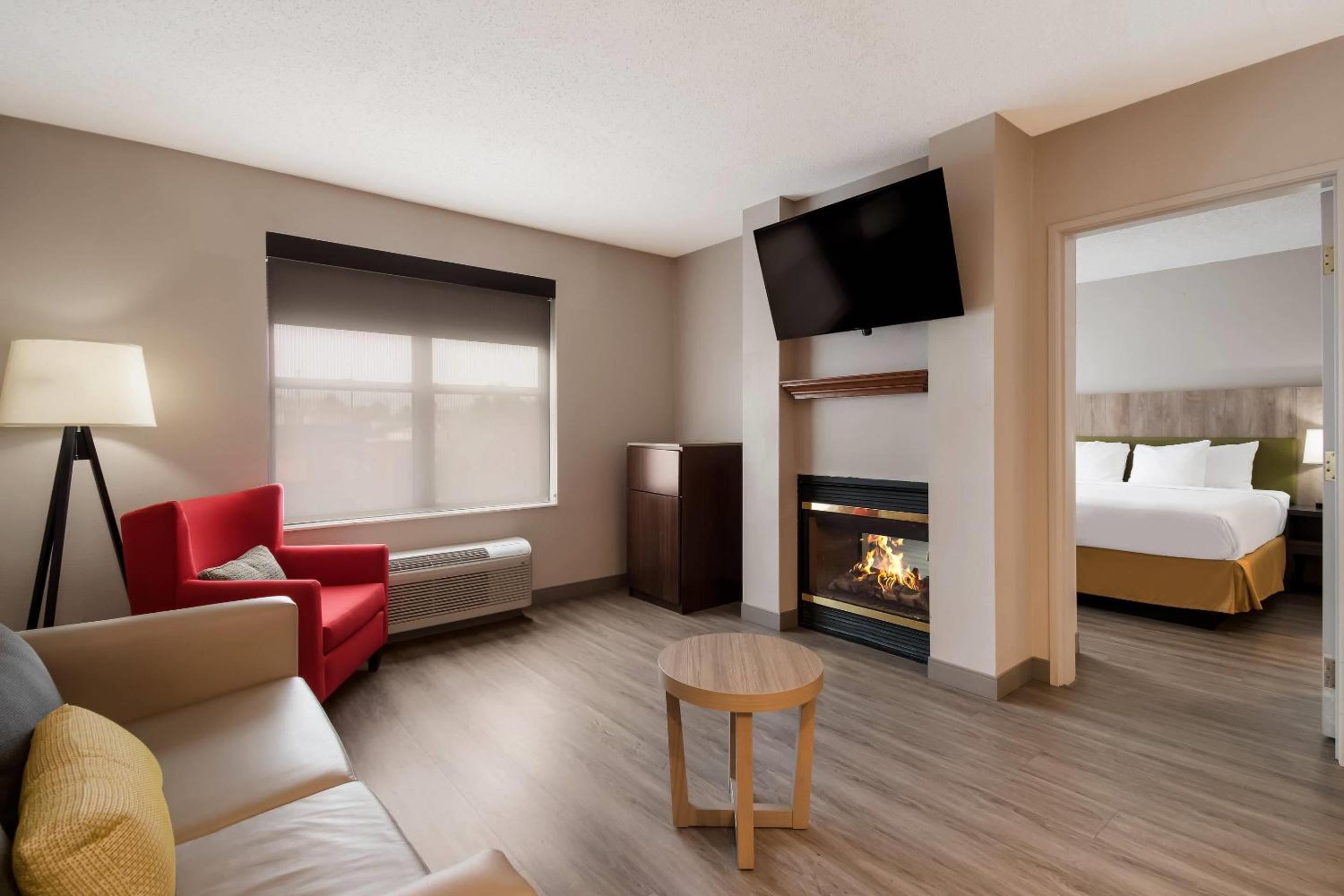 One-Bedroom King Suite - Photo 7