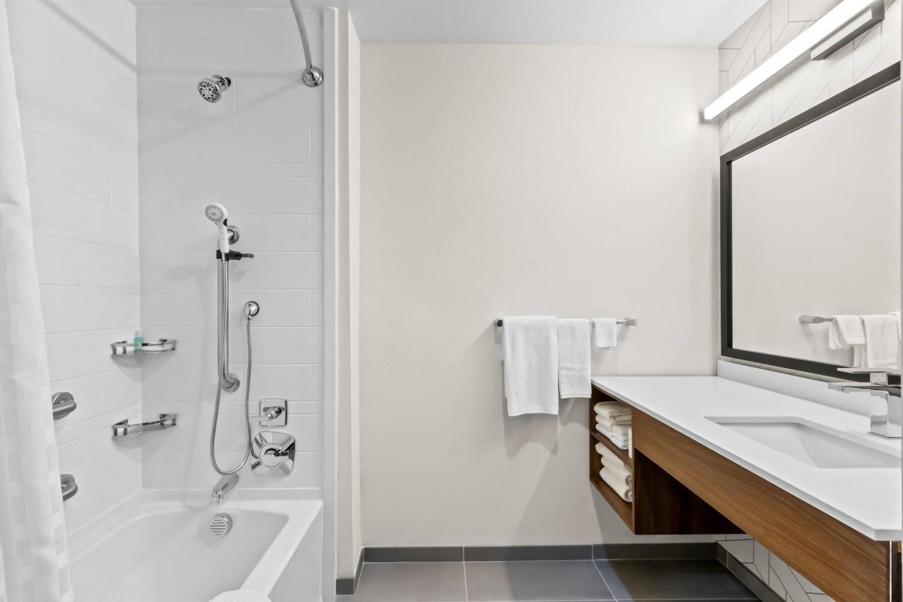 Queen Suite with Two Queen Beds and Dishwasher - Non Smoking - Photo 4