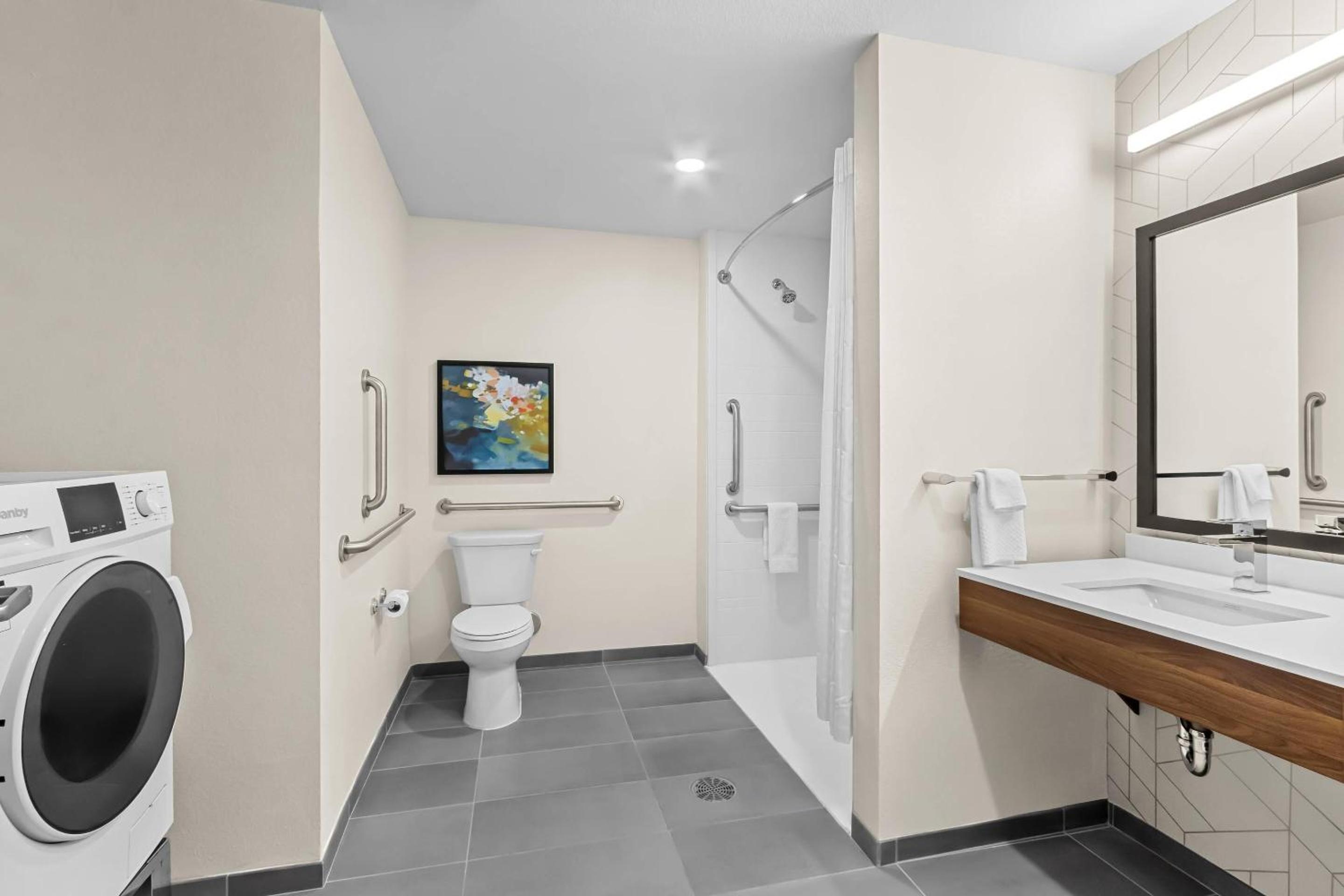 1 Bedroom King Suite with Sofa - Disability Access/Non Smoking - Photo 5