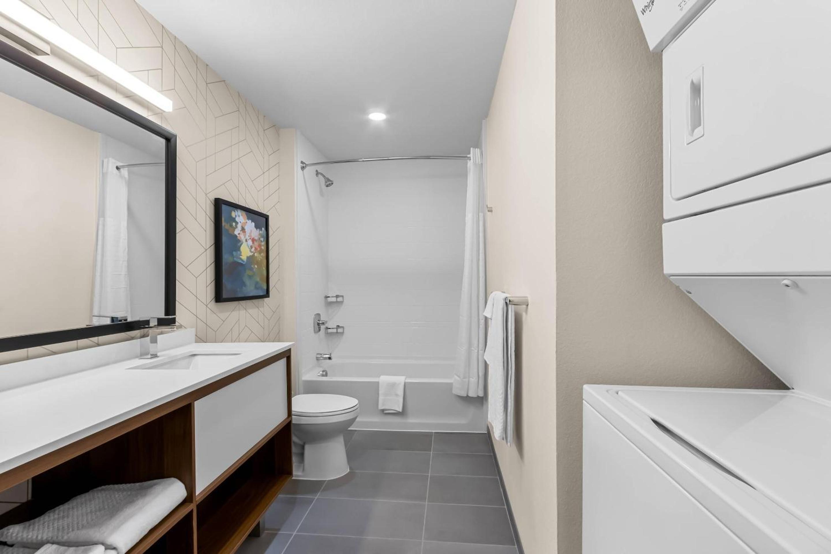 One-Bedroom Suite - Photo 6