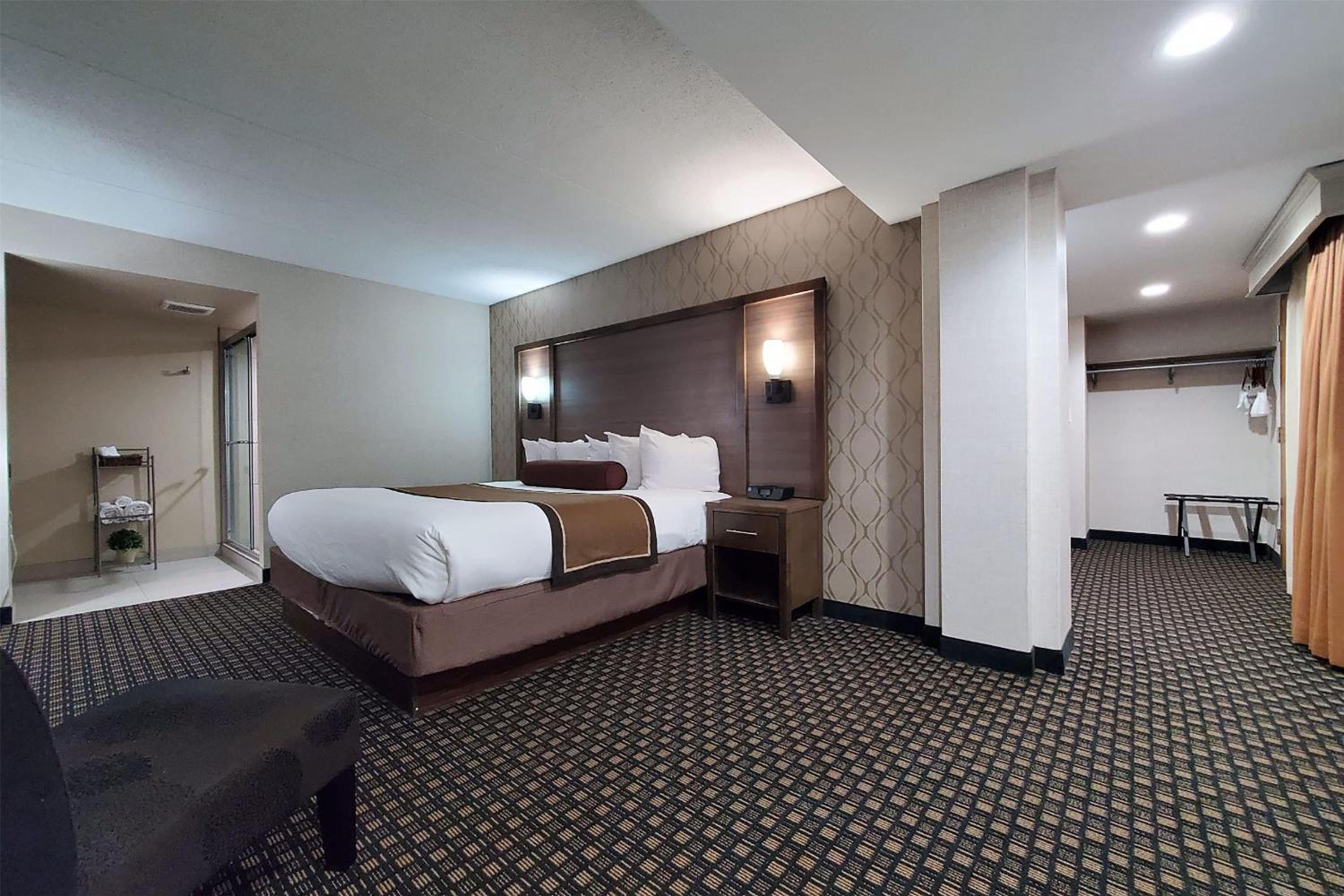 Premier King Suite - Non-Smoking - Photo 1