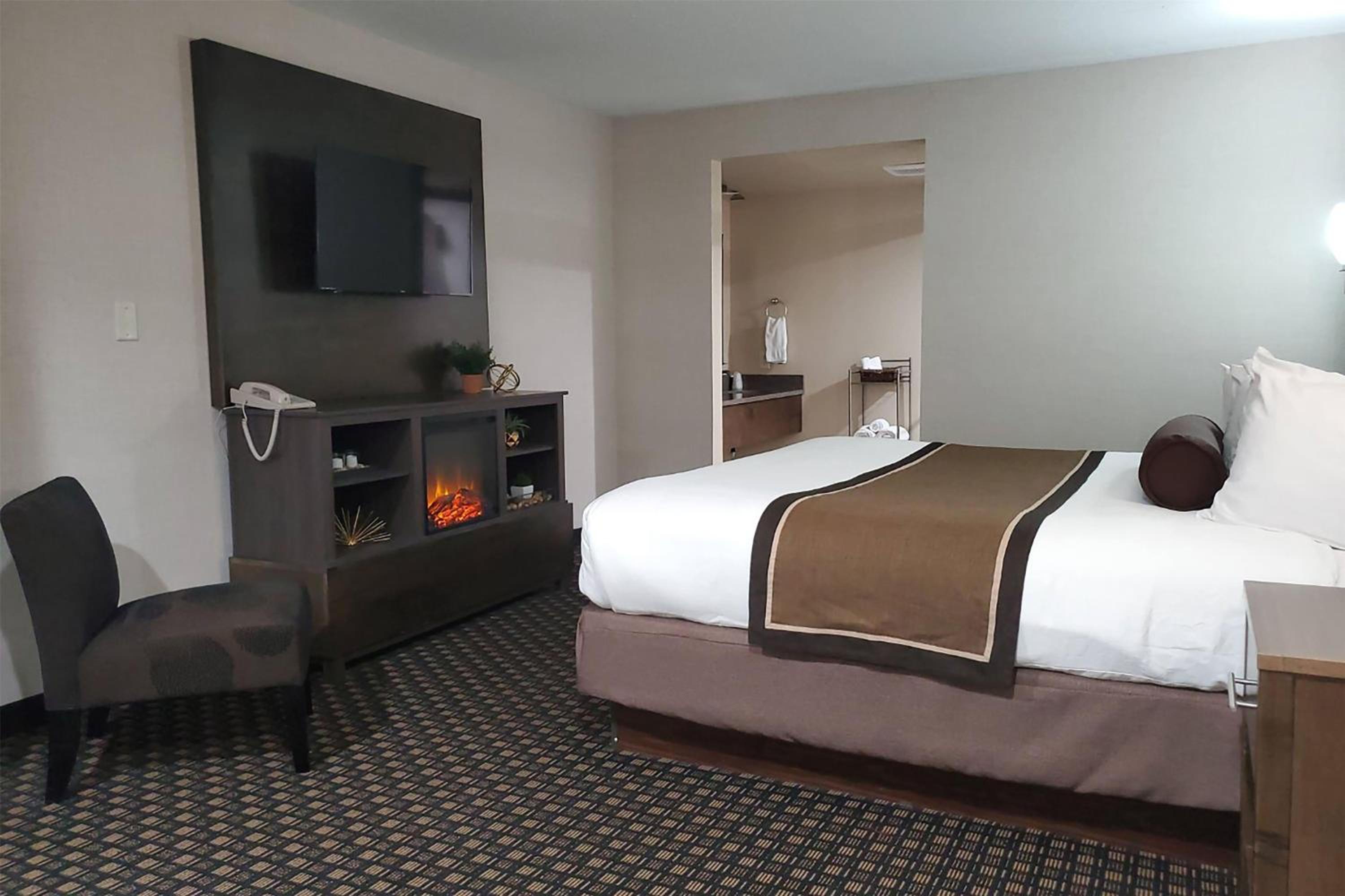 Premier King Suite - Non-Smoking - Photo 2