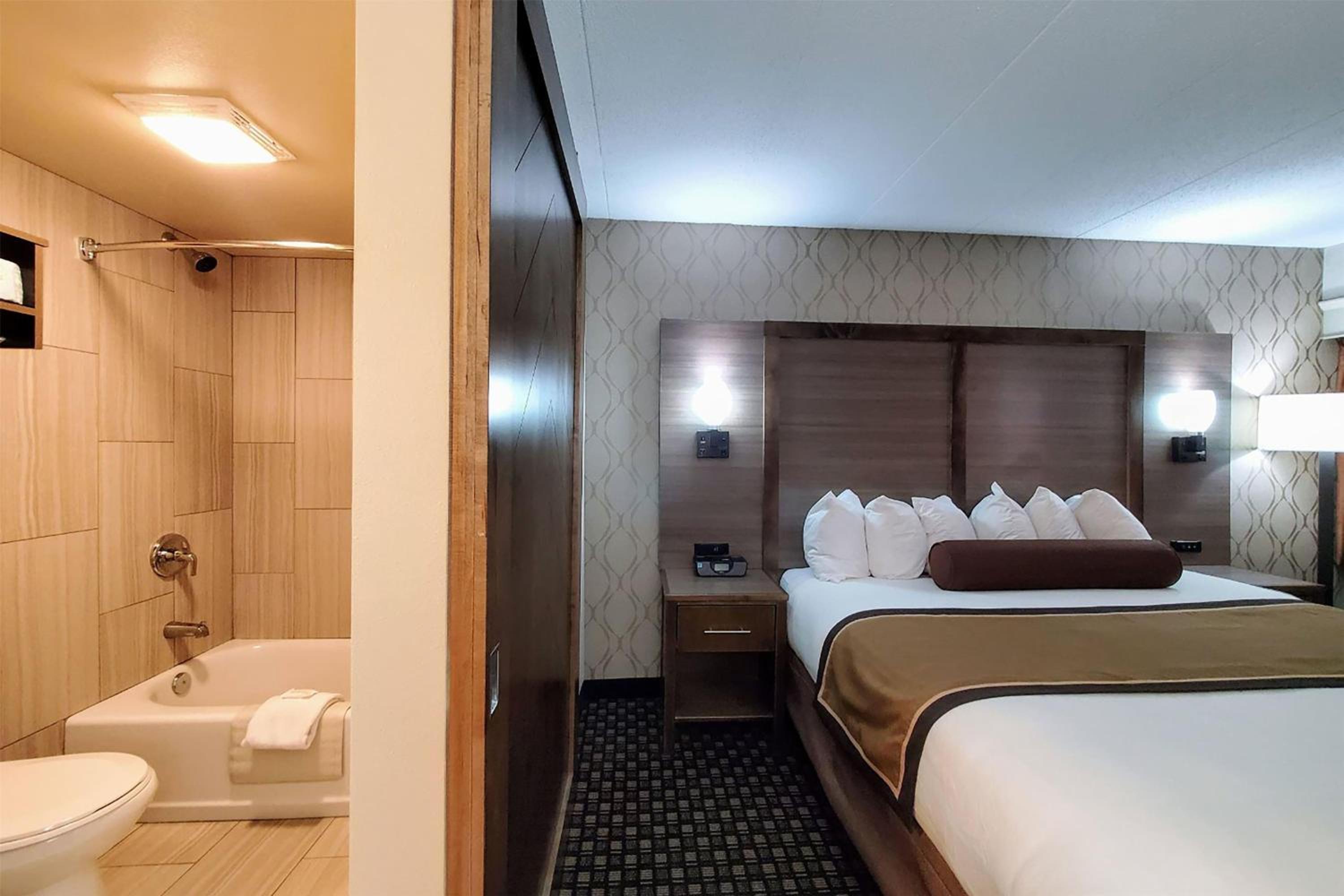 Executive King Suite - Non-Smoking - Photo 1