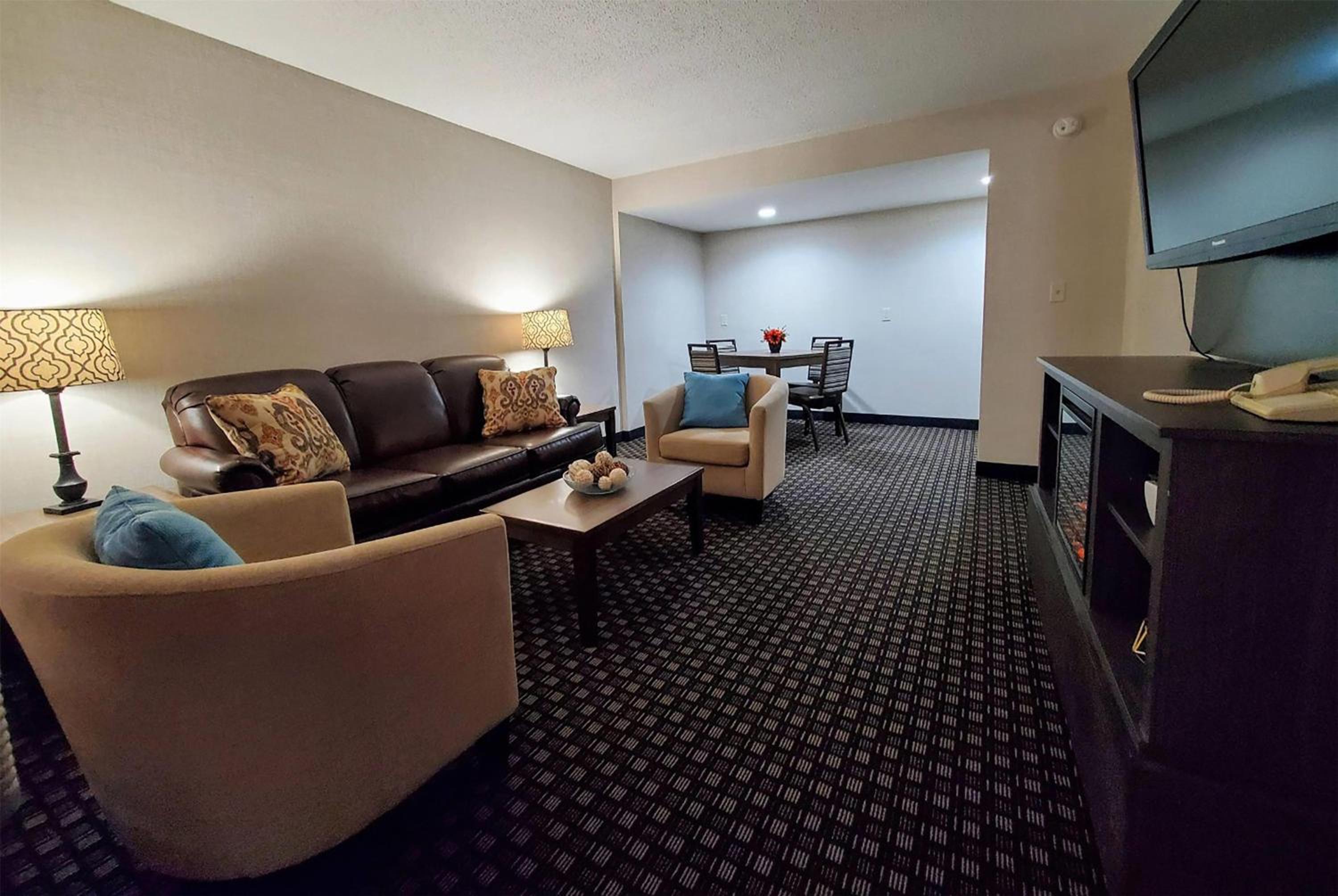 Executive King Suite - Non-Smoking - Photo 2