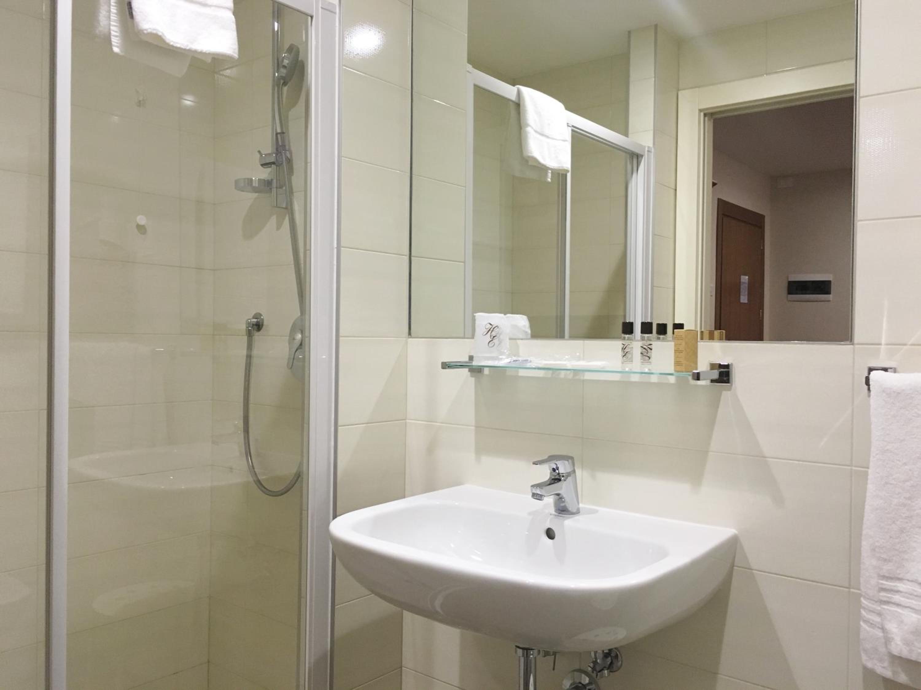 Standard Double or Twin Room with Balcony - Photo 4