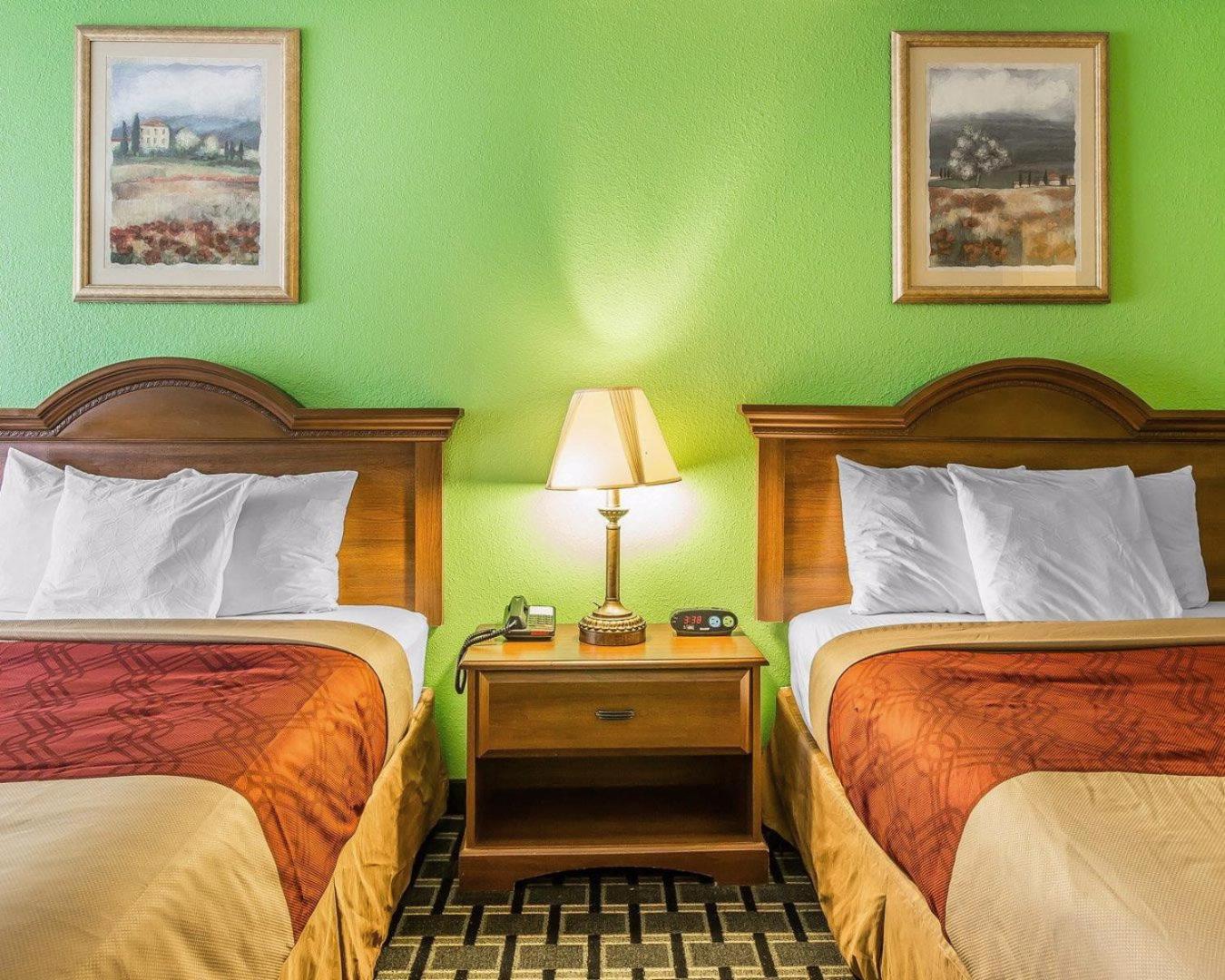 Queen Room With Two Queen Beds - Smoking photo 3