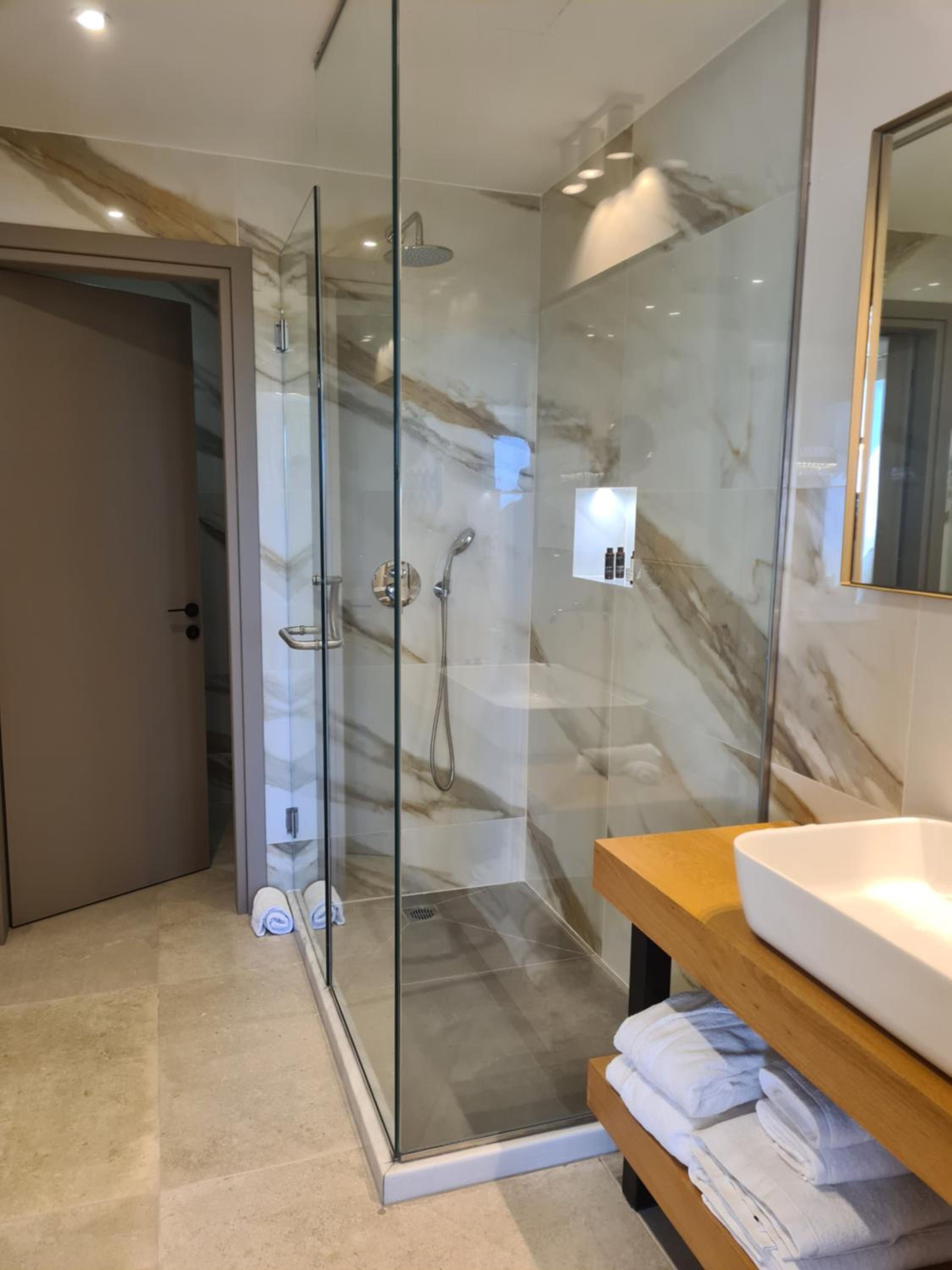 Galaxy Suite with Outdoor Hot Tub and Pool View