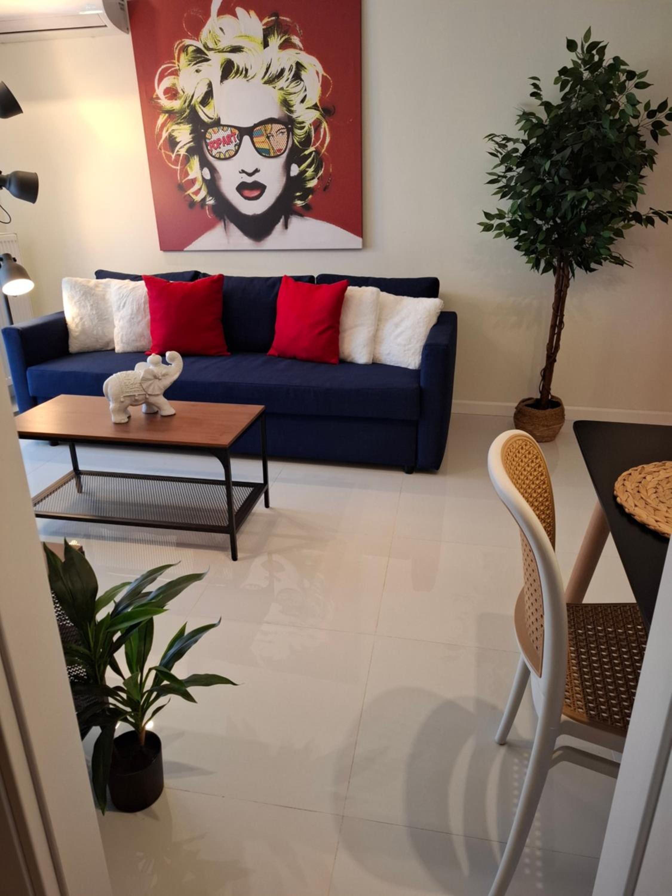 Deluxe One-Bedroom Apartment with City View photo 2