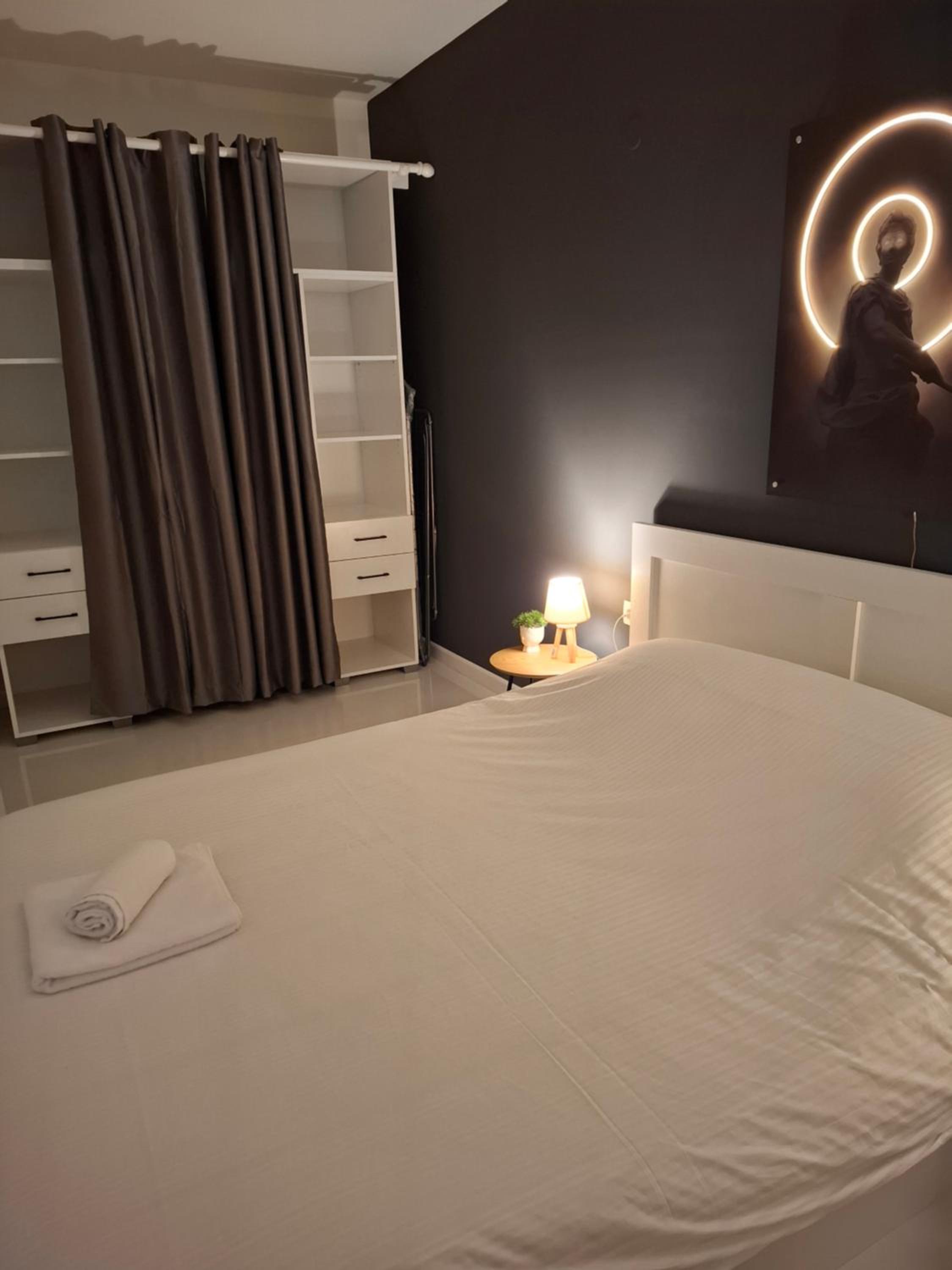 Deluxe One-Bedroom Apartment with City View photo 3
