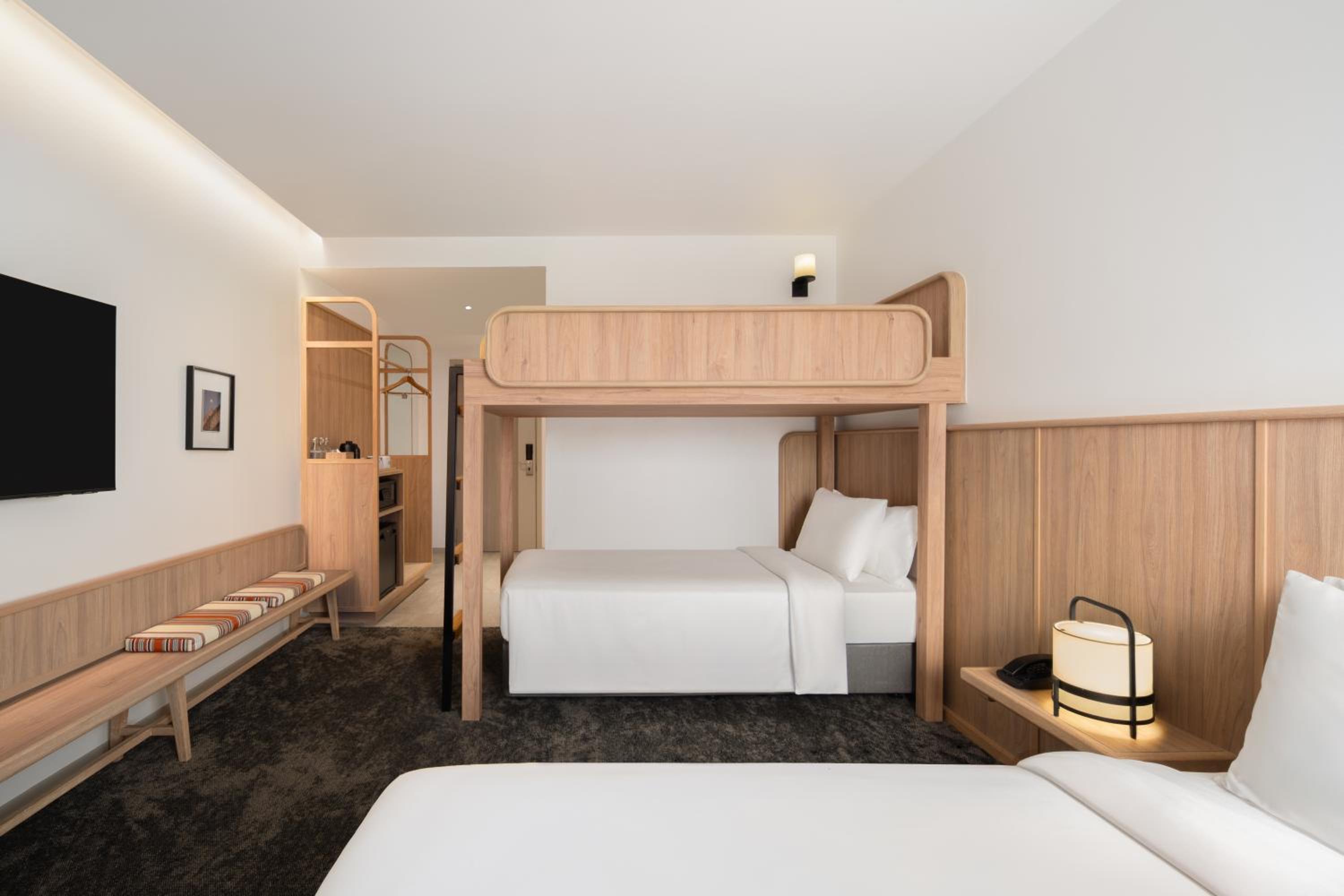 Roomy Queen Bunk photo 3
