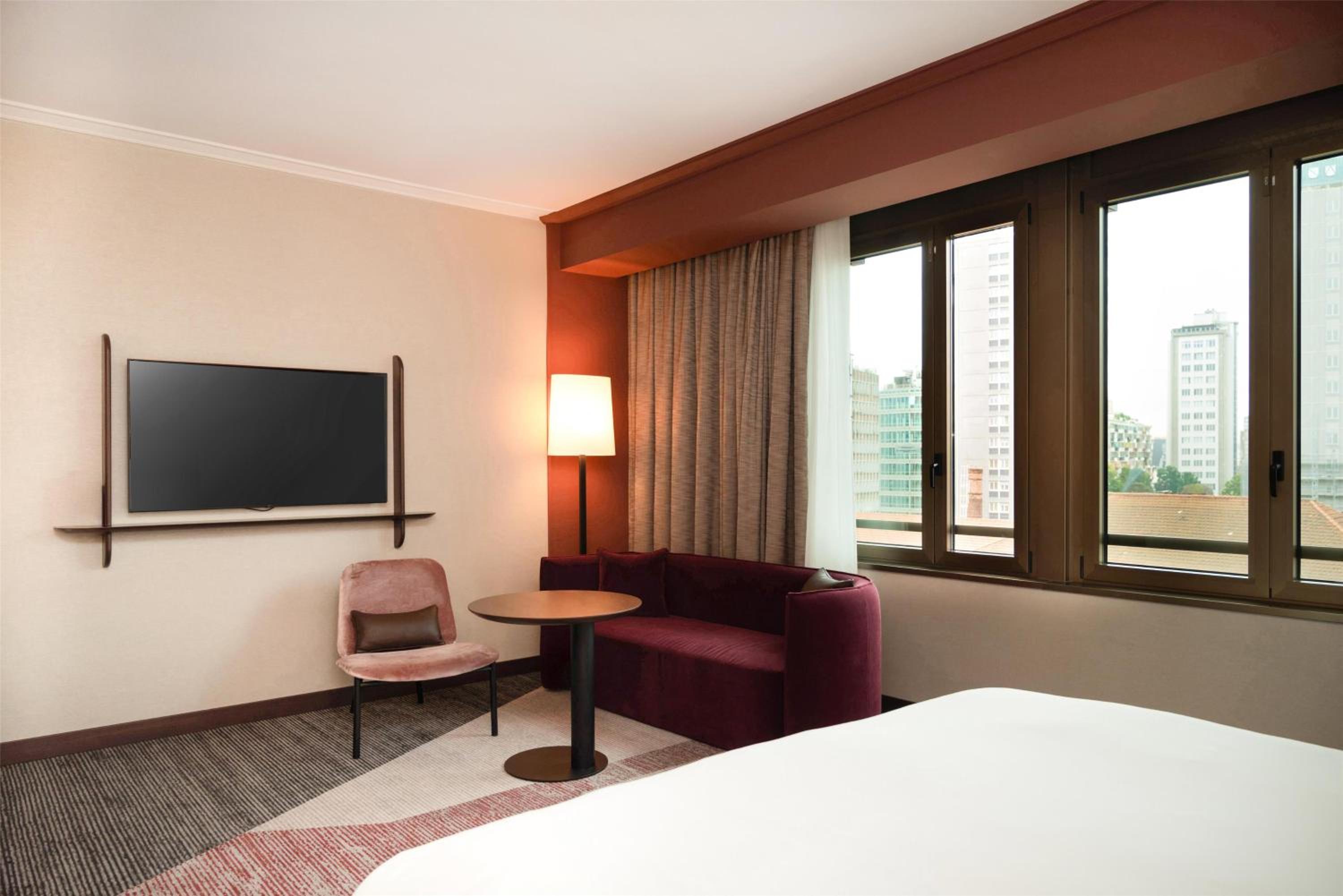 Executive Deluxe King Room thumbnail 5