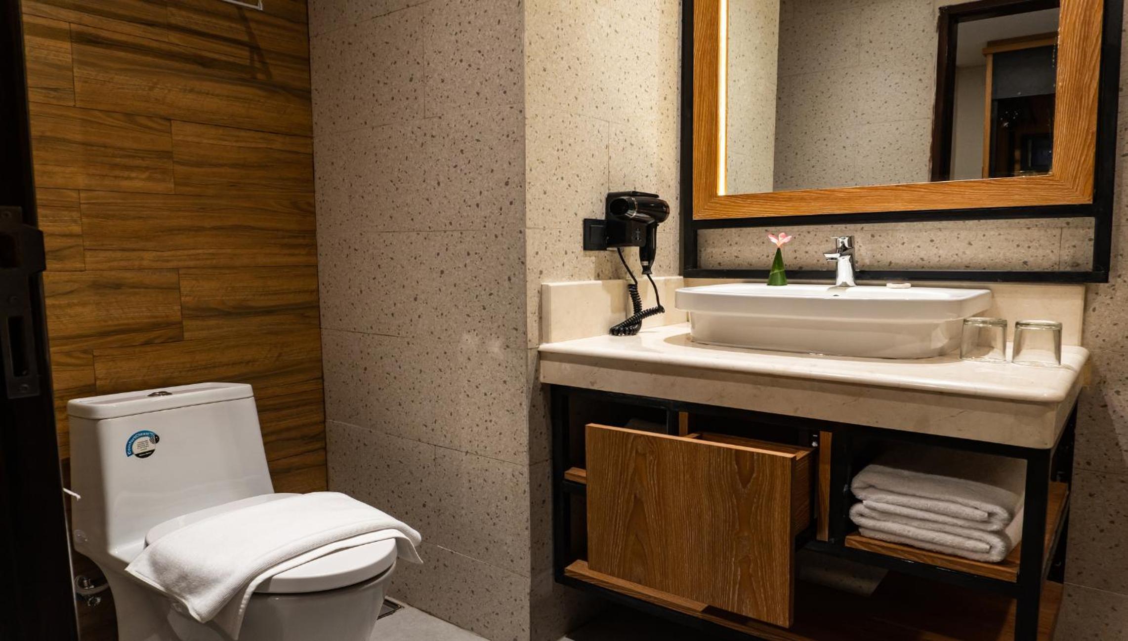 Standard Twin Bathtub With Balcony - Photo 3