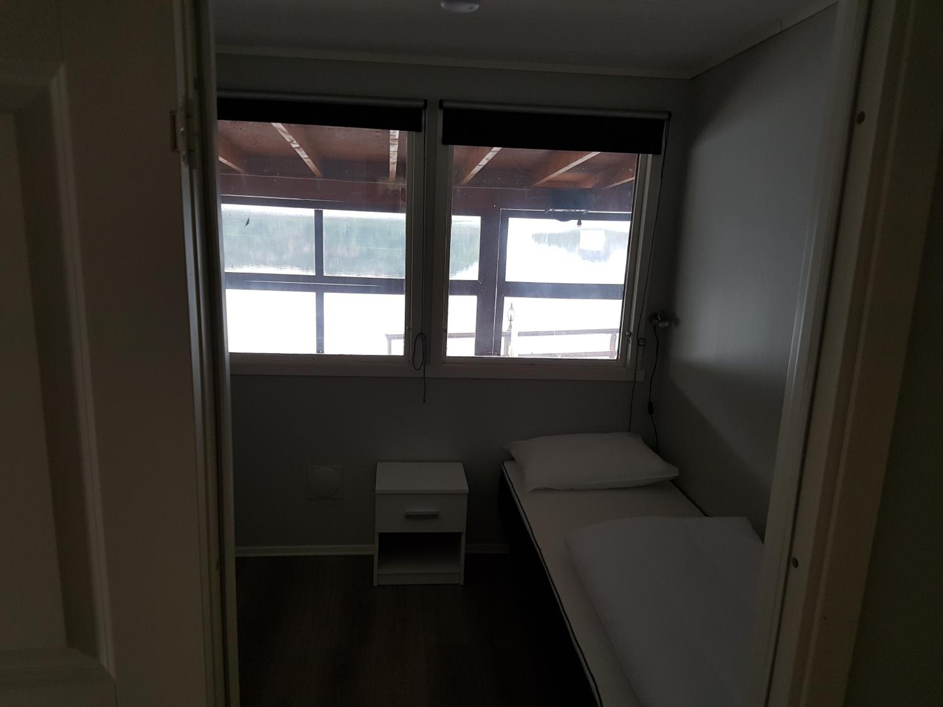 Basic Single Room With Shared Bathroom photo 2