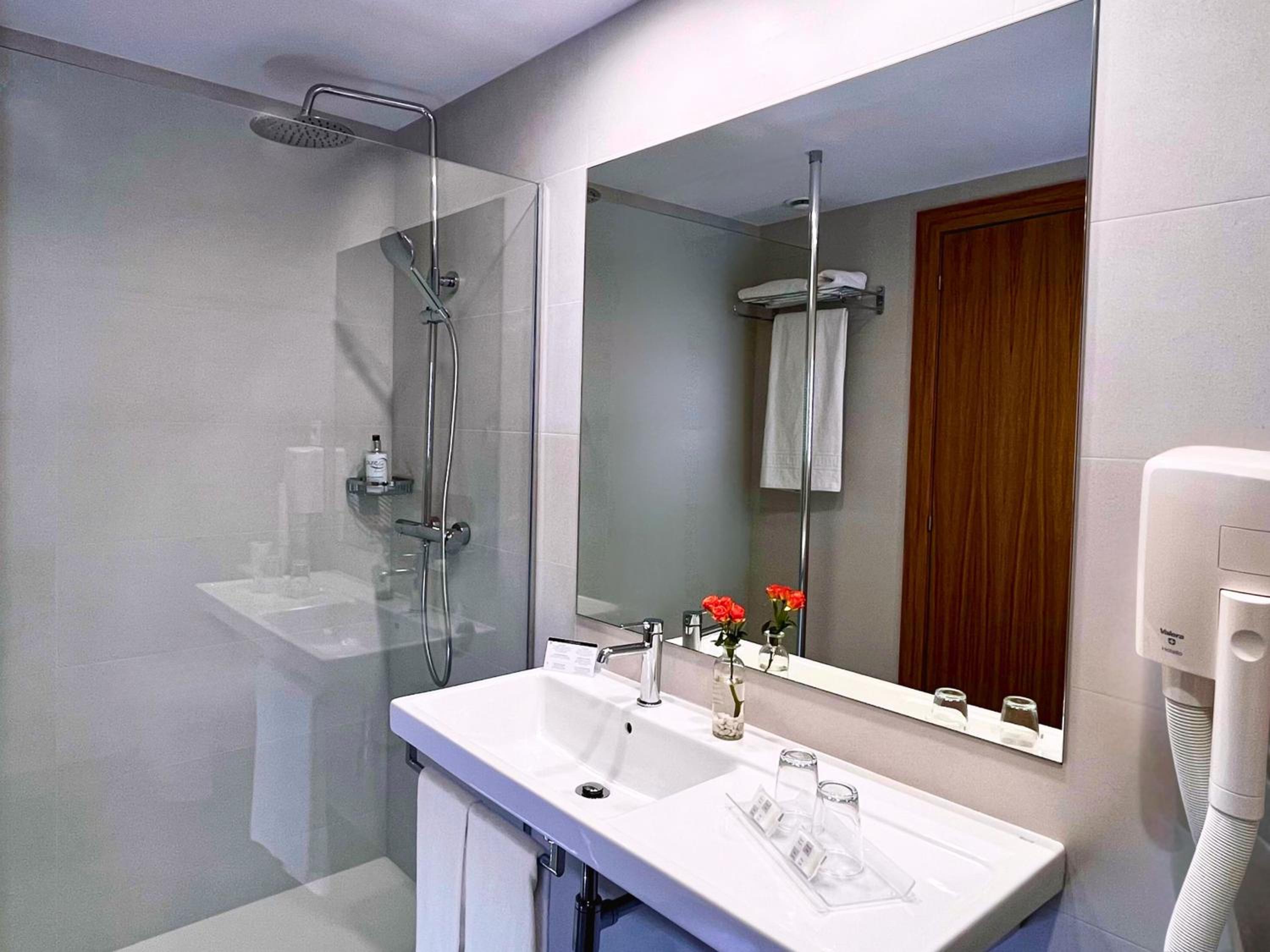 Standard Twin Room - Photo 2