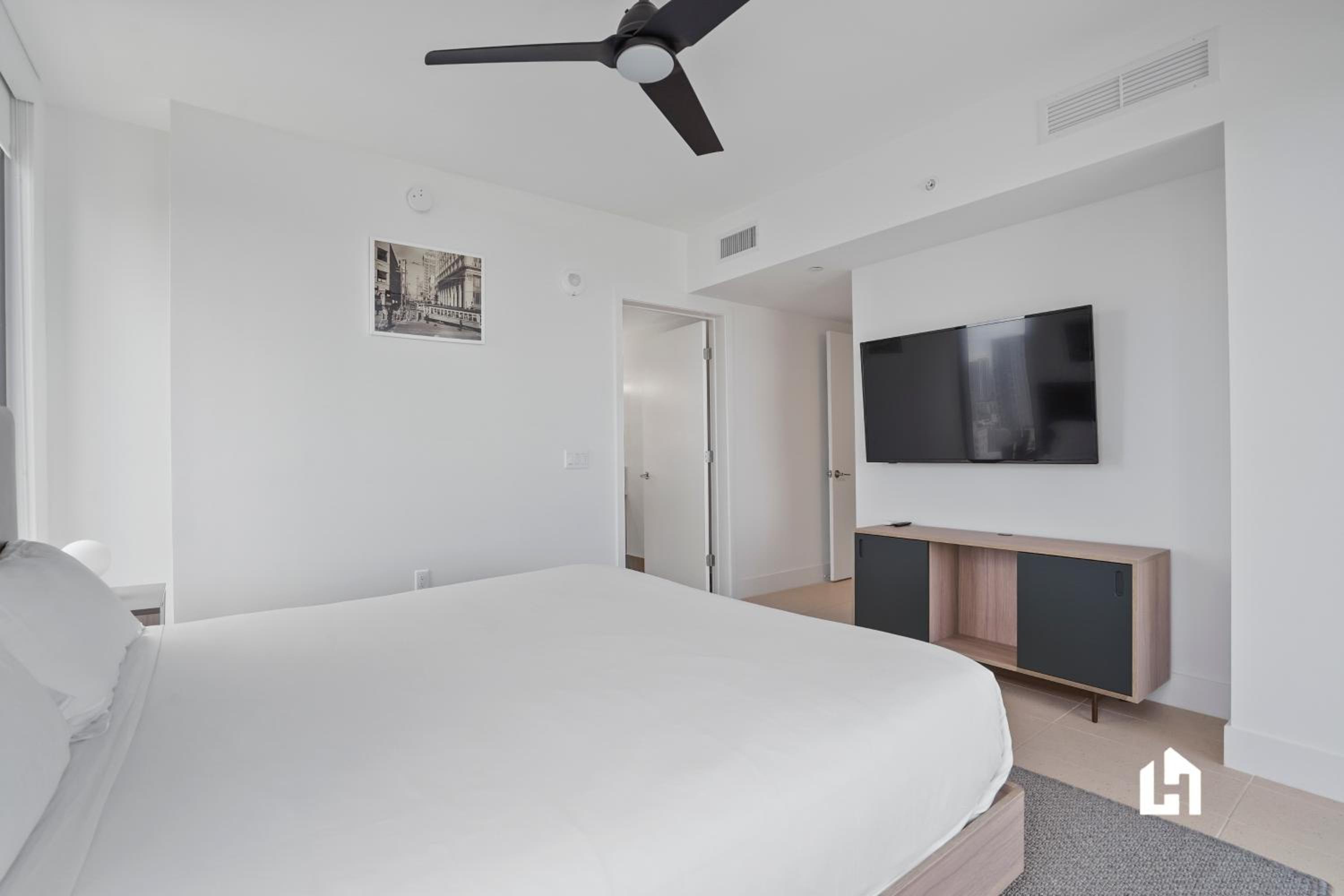 Three-Bedroom Premium Apartment with Balcony photo 2
