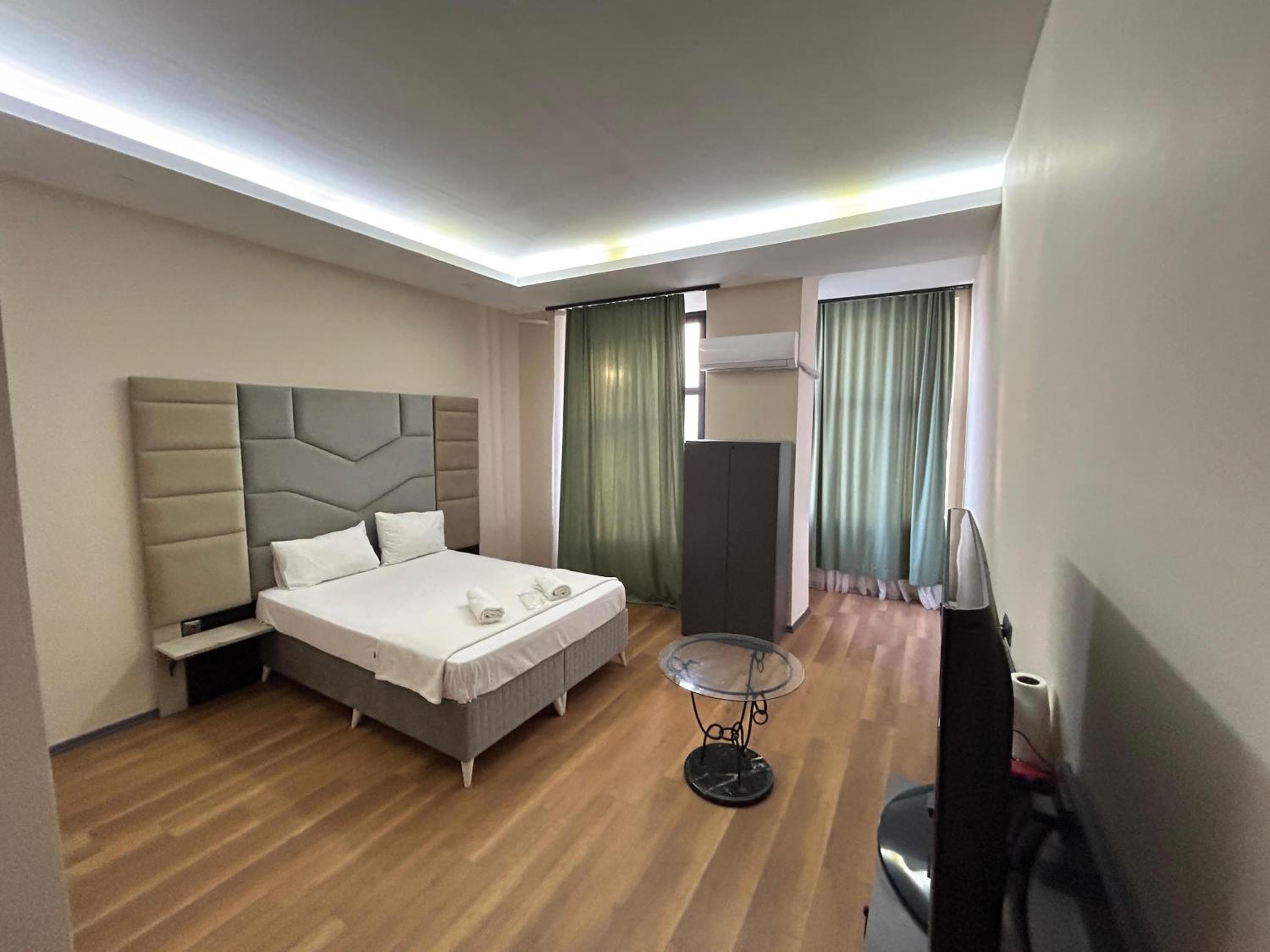 Queen Room with Balcony photo 1