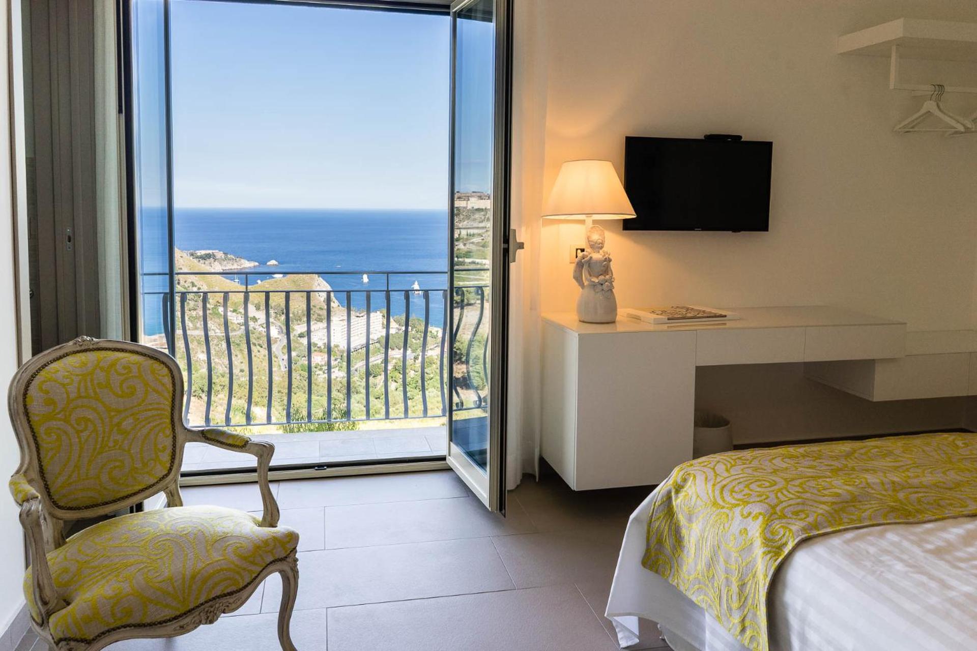 Double or Twin Room with Sea View photo 3