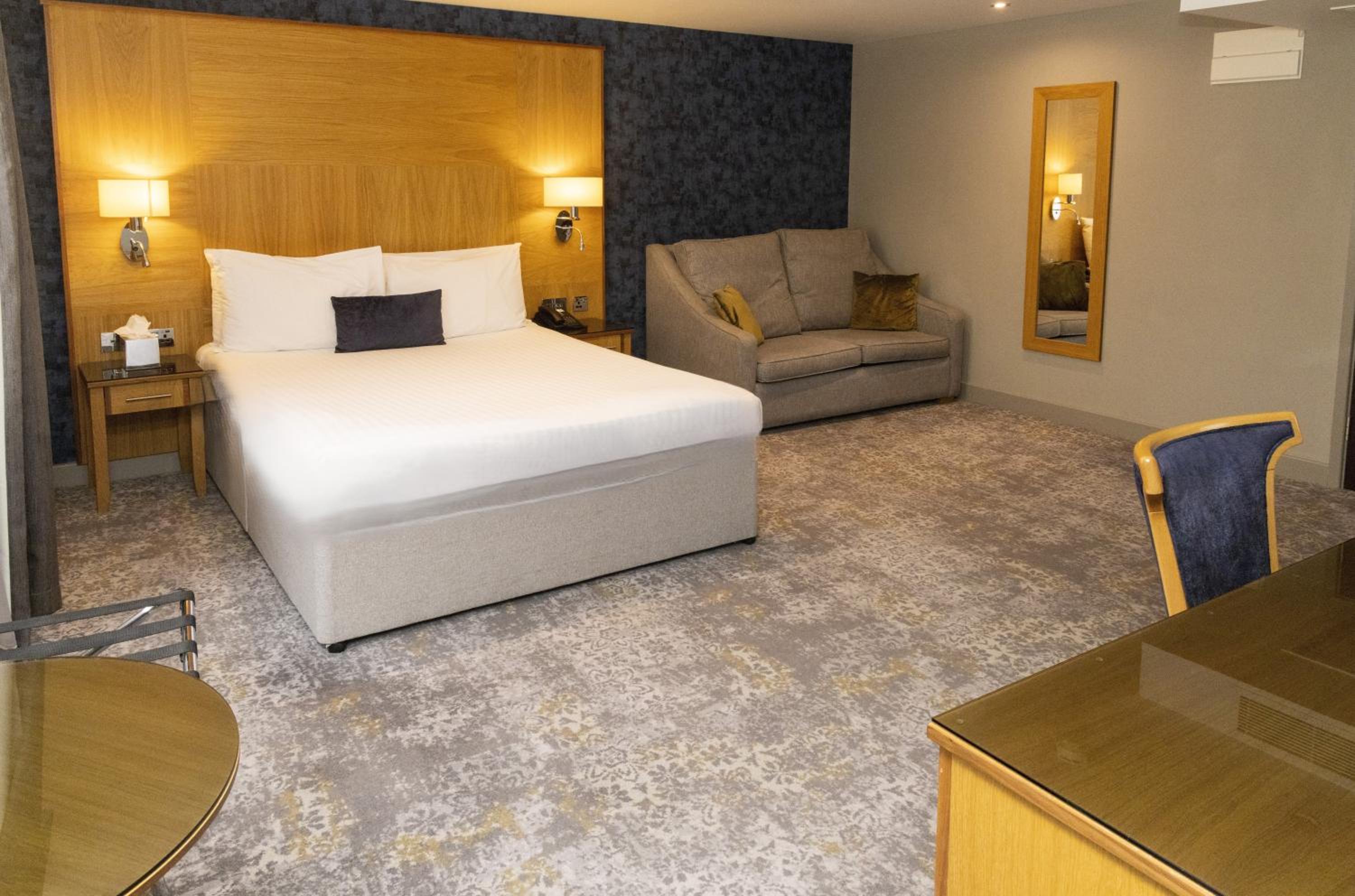 Premium Queen Room with One Queen Bed and One Sofa Bed - Photo 8