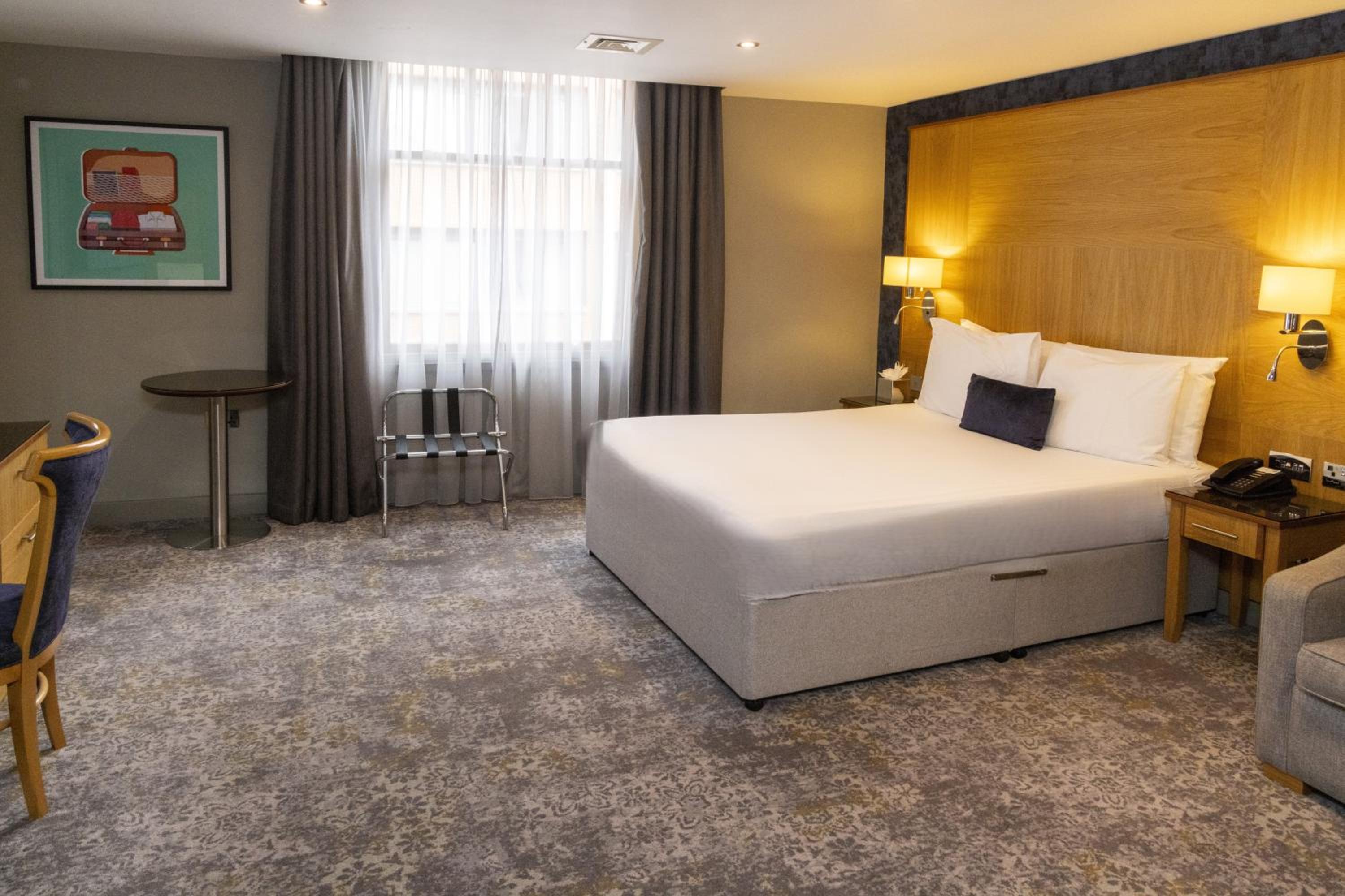 Premium Queen Room with One Queen Bed and One Sofa Bed - Photo 1