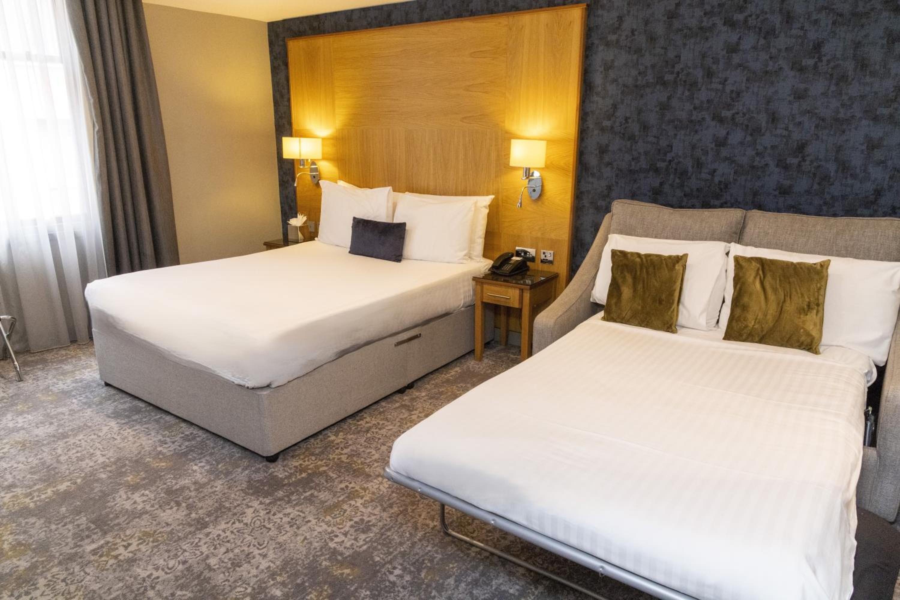 Premium Queen Room with One Queen Bed and One Sofa Bed - Photo 9