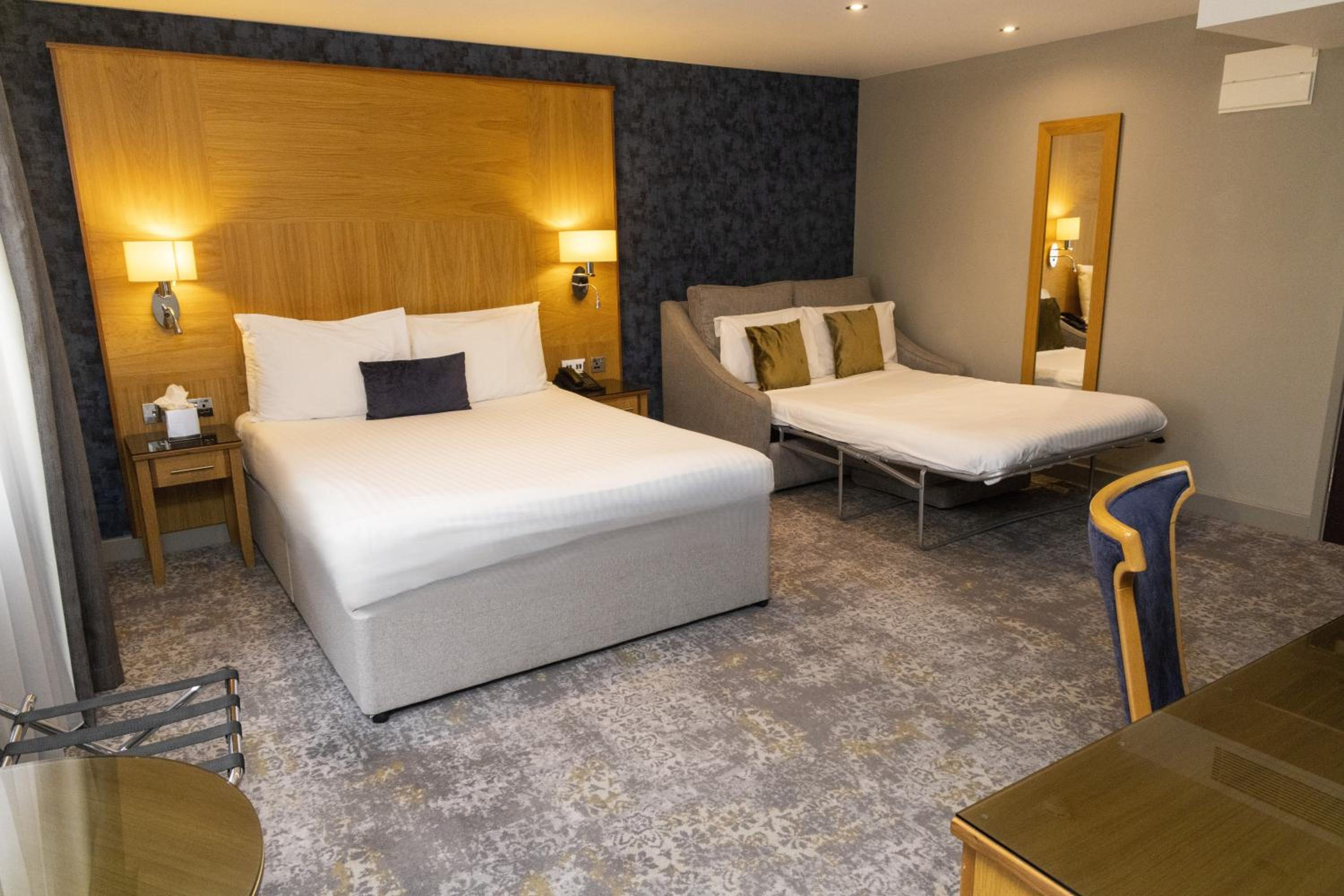 Premium Queen Room with One Queen Bed and One Sofa Bed - Photo 10