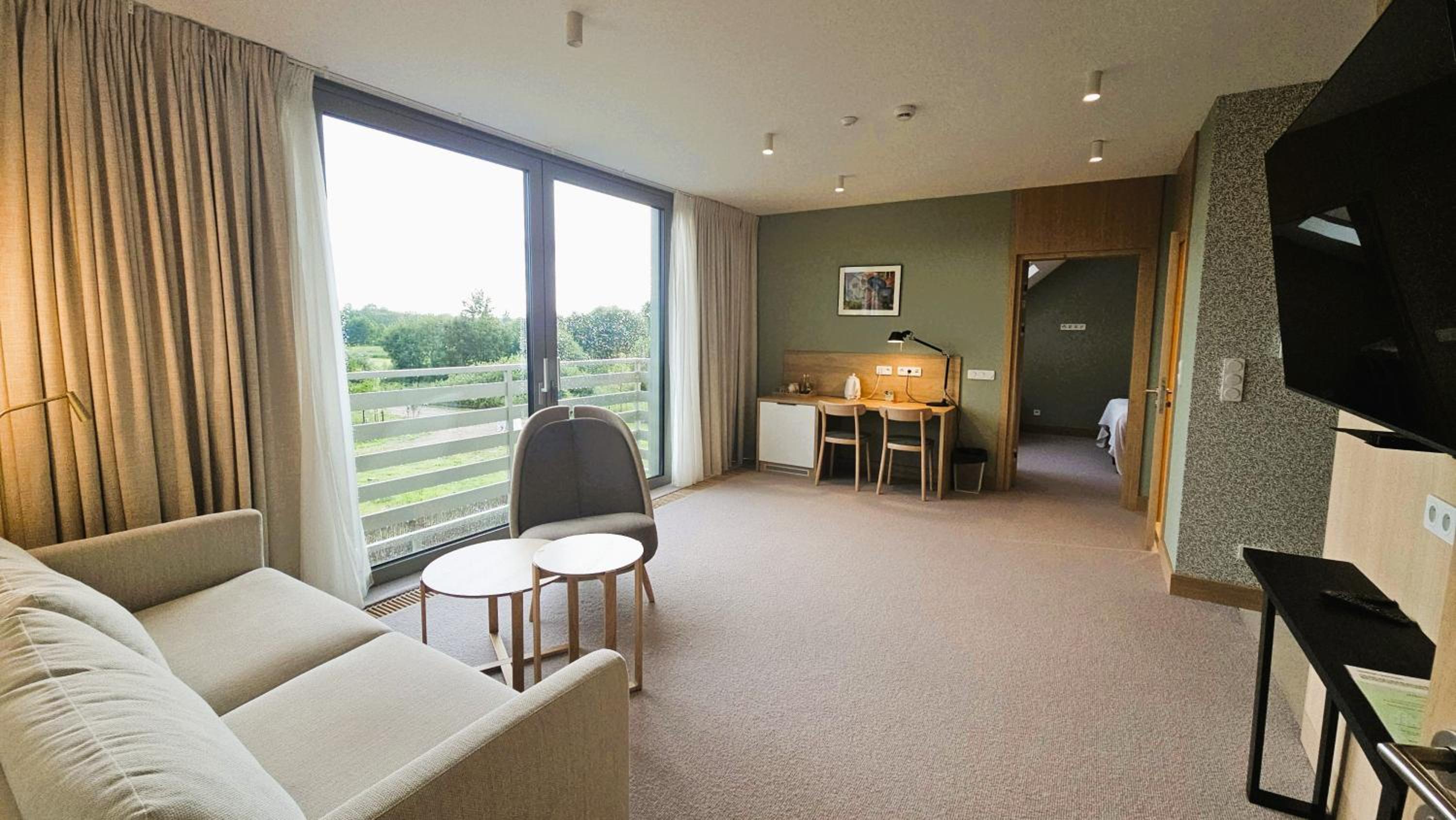 Family Room with Garden View - Photo 4