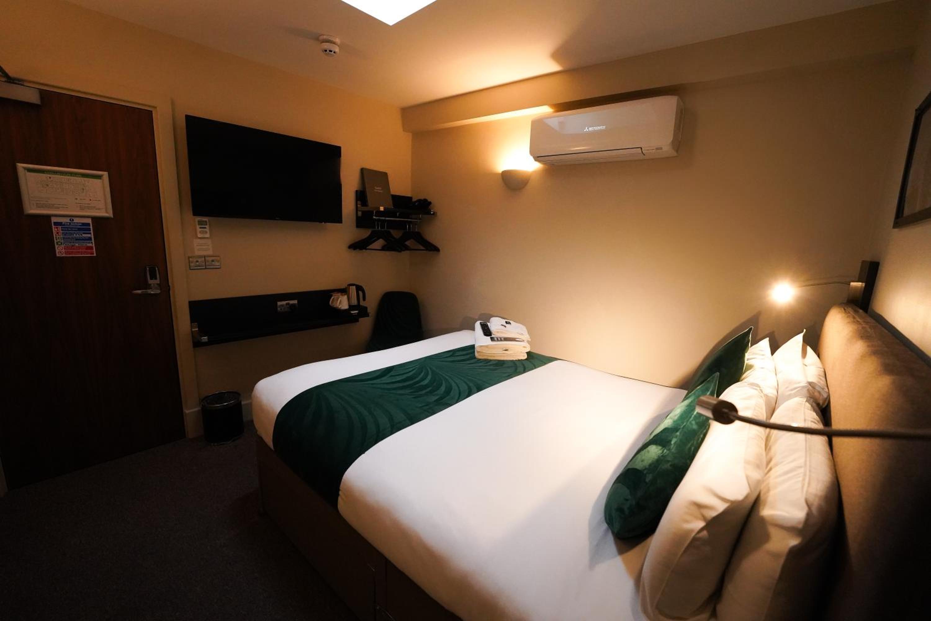 Double Room with Skylight - (1st floor) photo 2