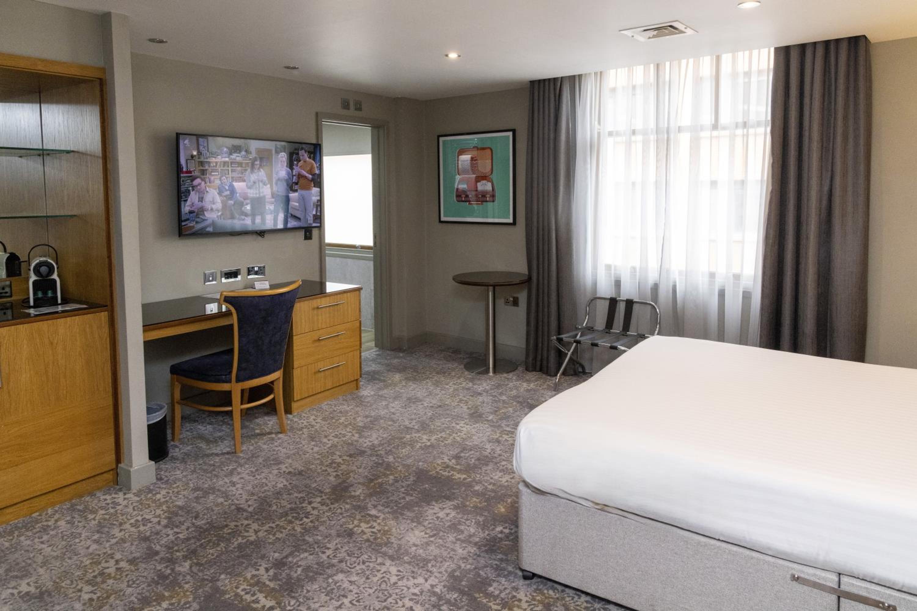 Premium Queen Room with One Queen Bed and One Sofa Bed - Photo 11