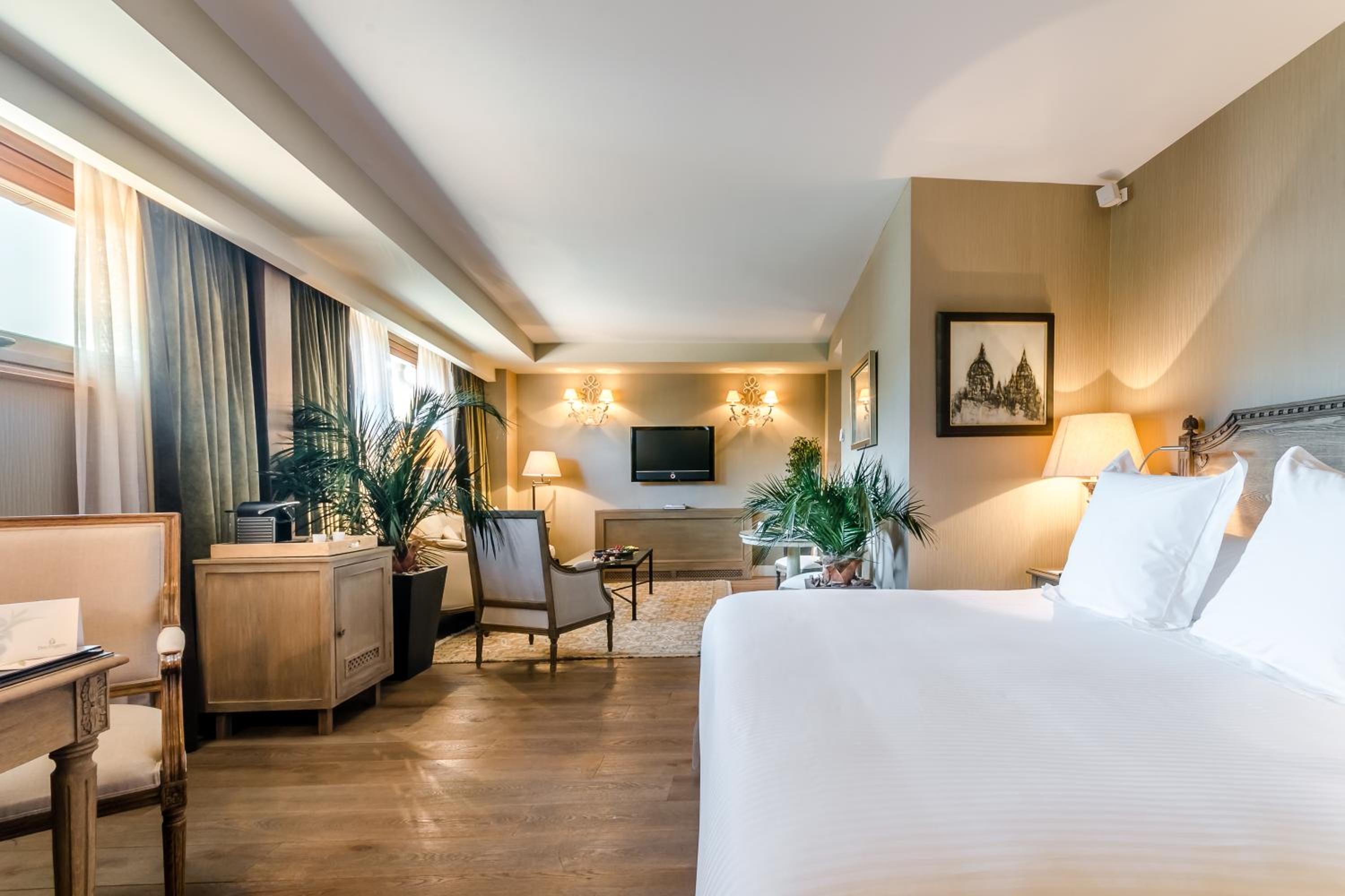 Suite Room - Photo 9