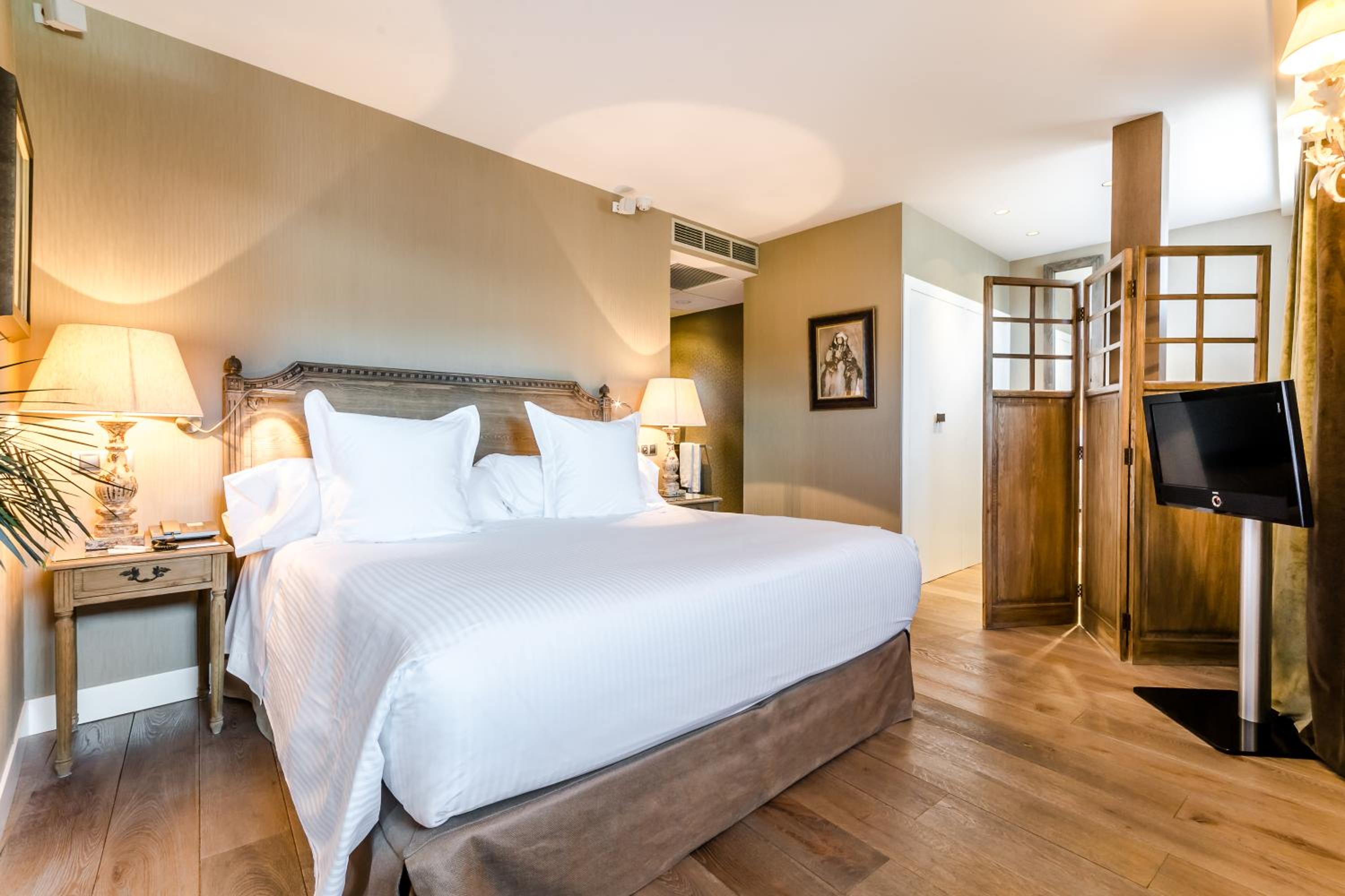 Suite Room - Photo 10
