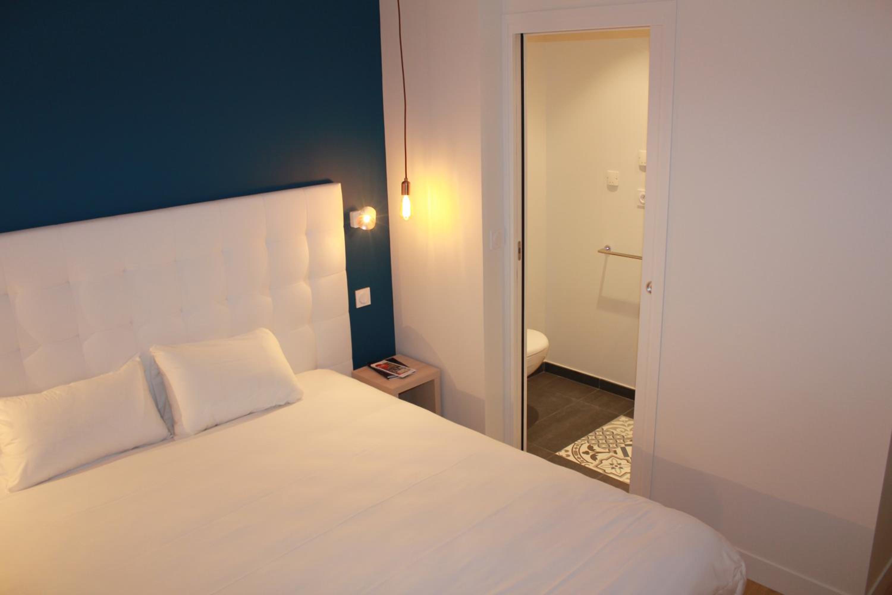 Standard Double Room - Photo 11