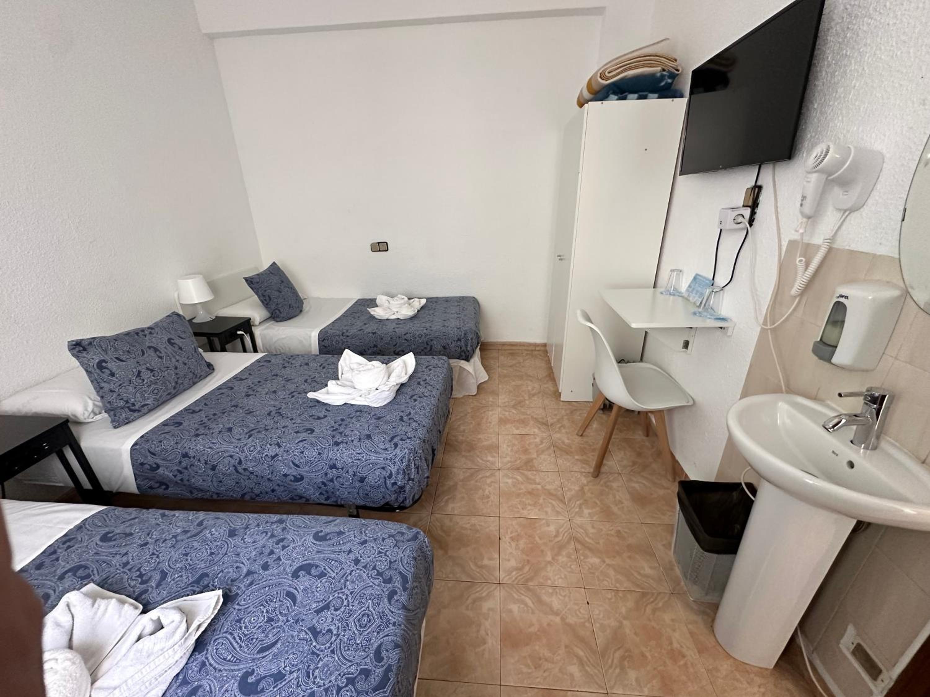 Double Room with Extra Bed with Shared Bathroom photo 2
