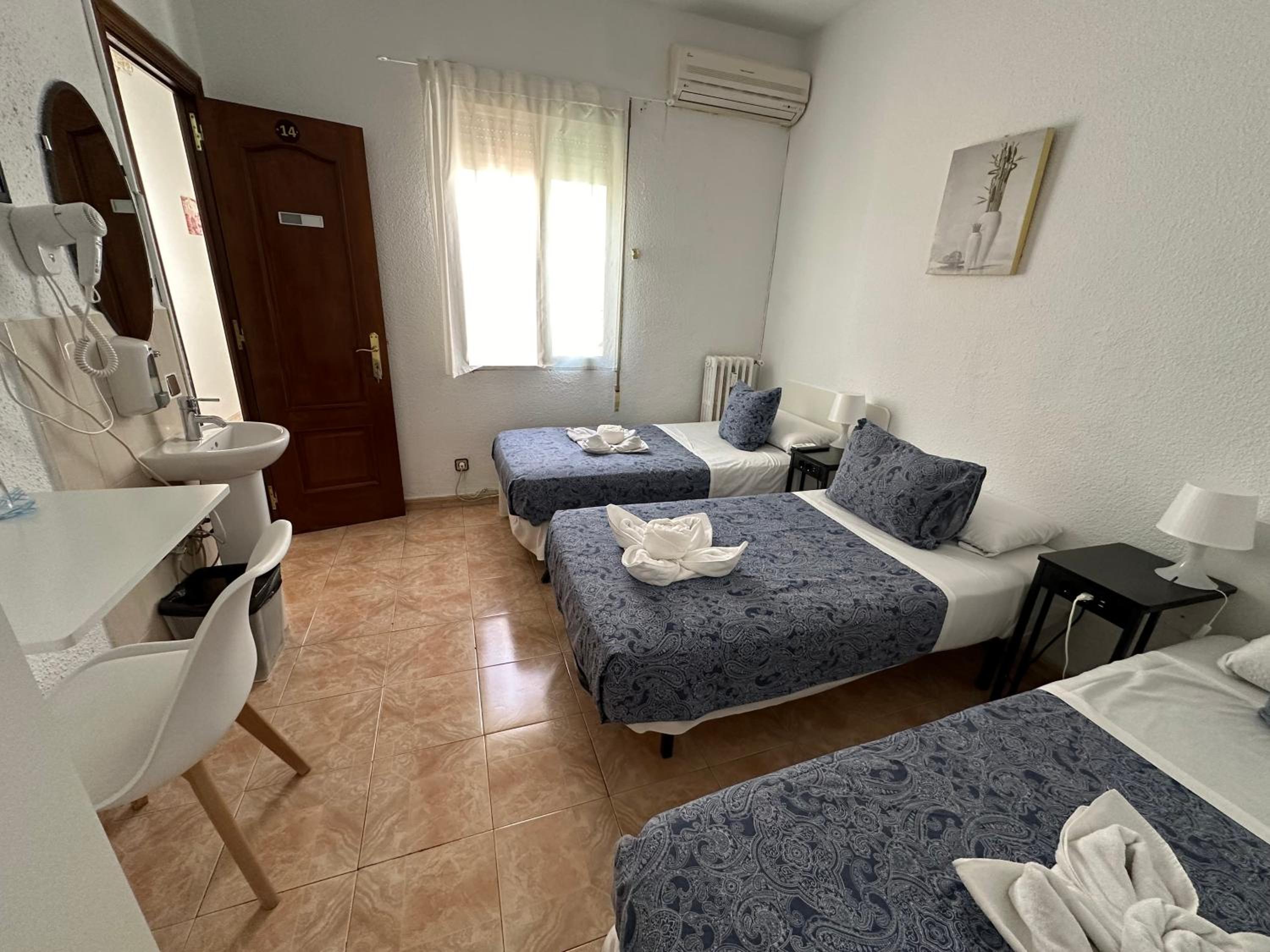 Double Room with Extra Bed with Shared Bathroom photo 3