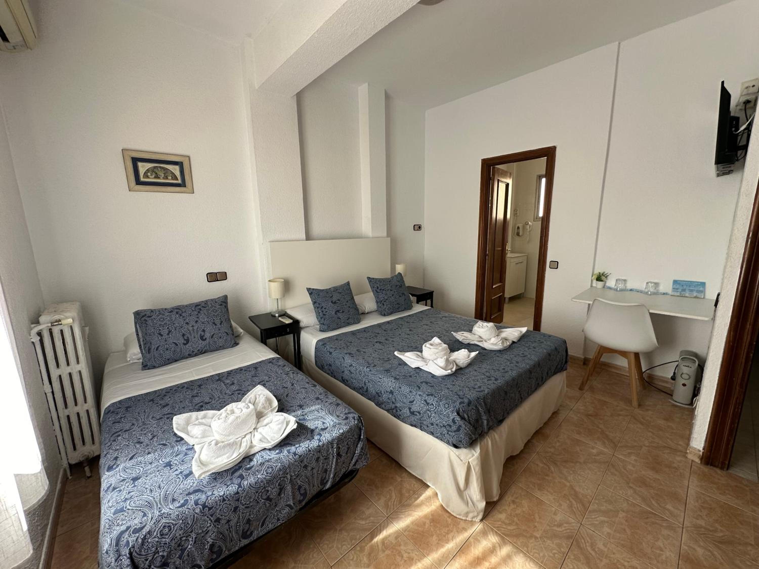 Double Room with Extra Bed and Private Bathroom - Photo 4