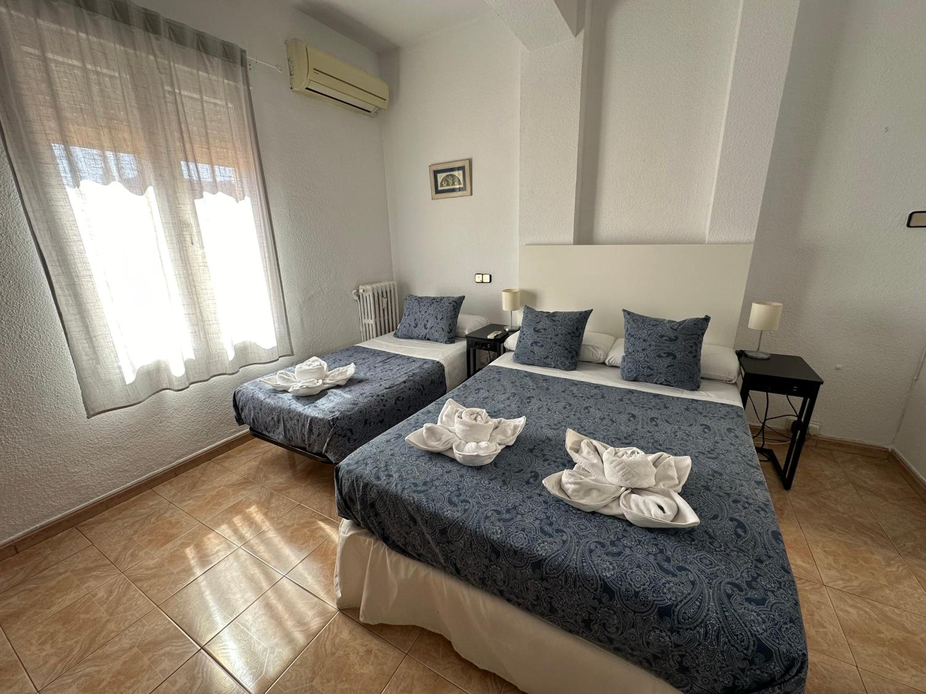 Double Room with Extra Bed and Private Bathroom - Photo 5