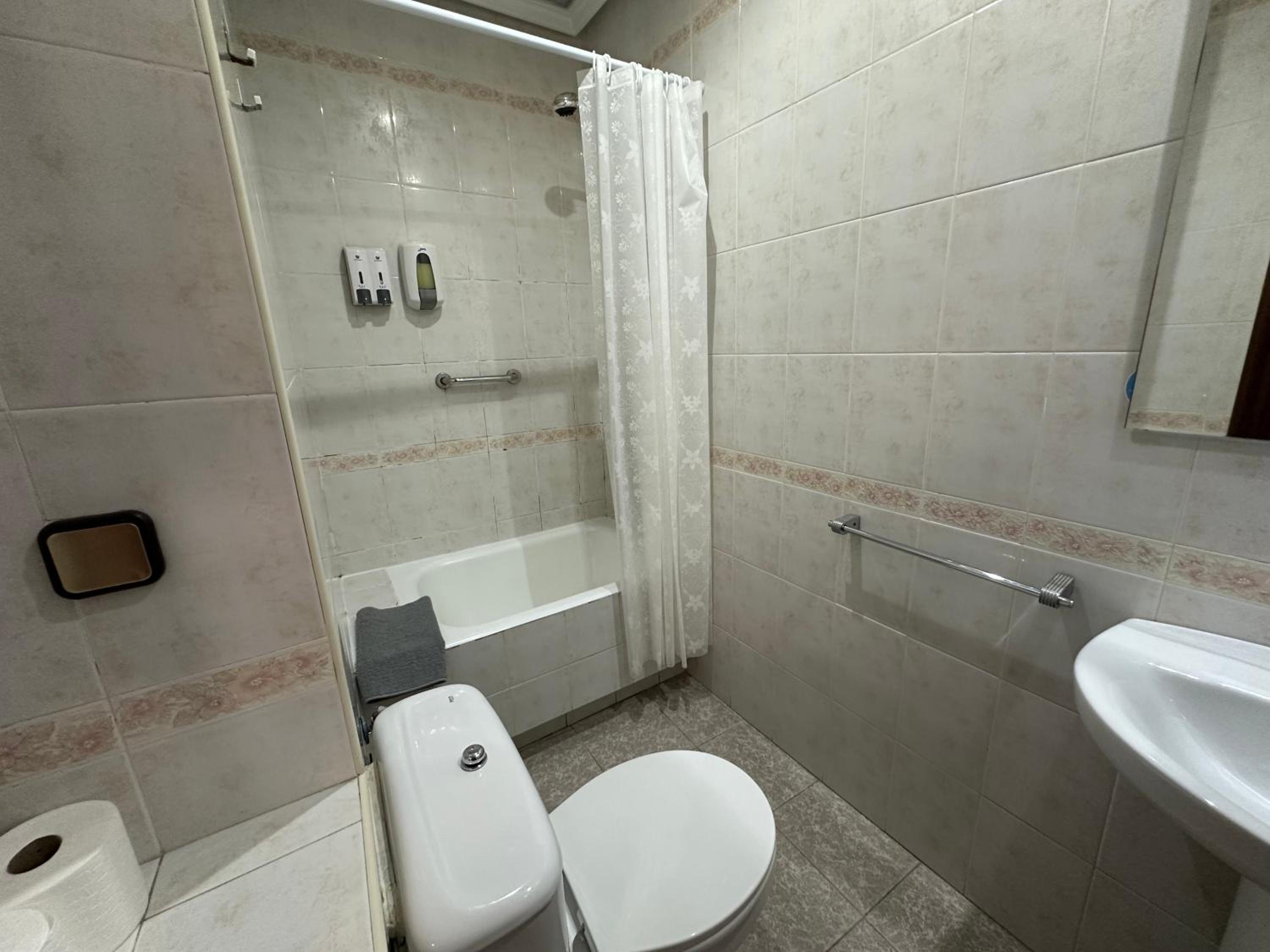 Double Room with Extra Bed and Private Bathroom - Photo 6