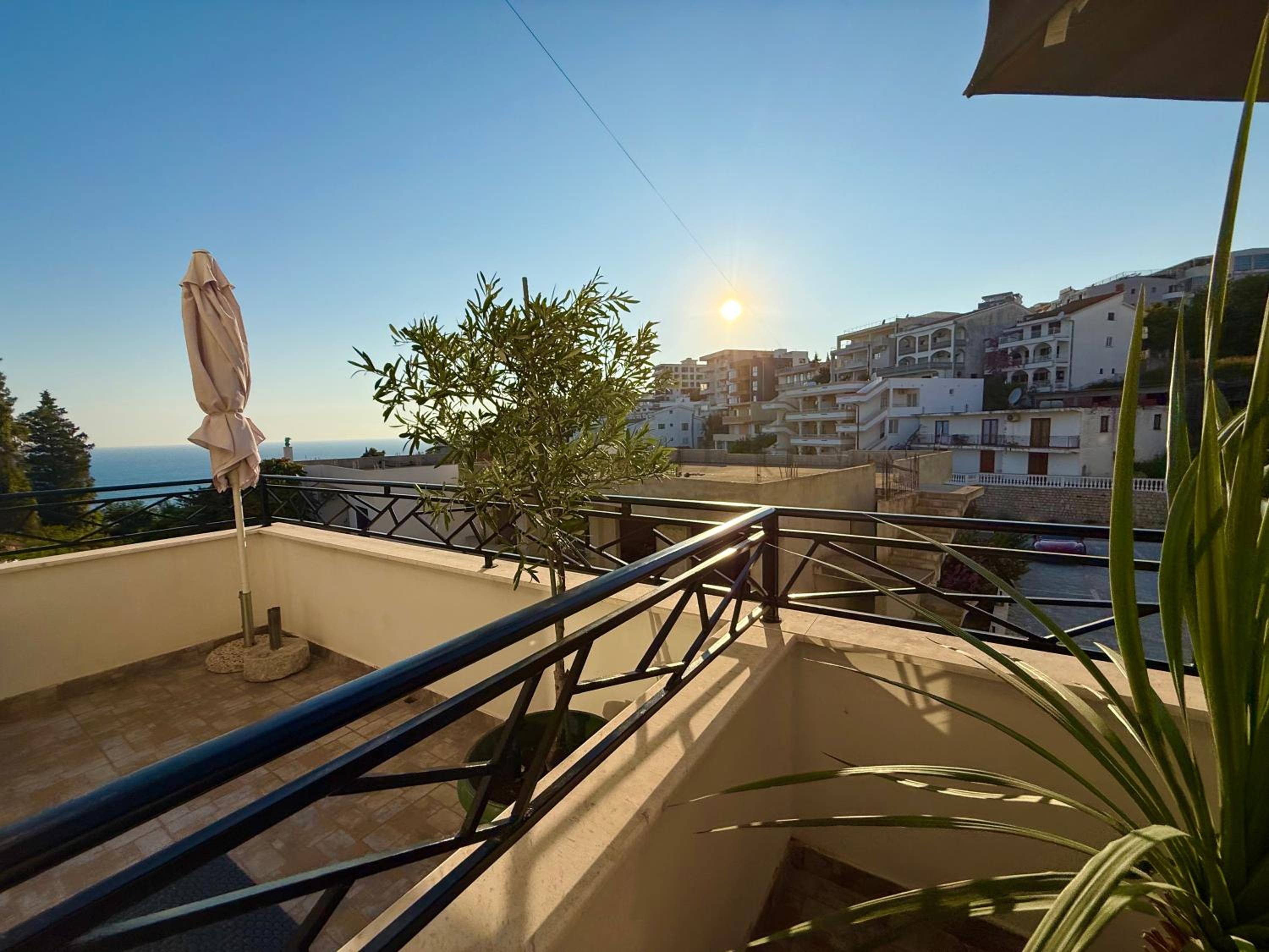 Deluxe One-Bedroom Apartment with City View photo 3