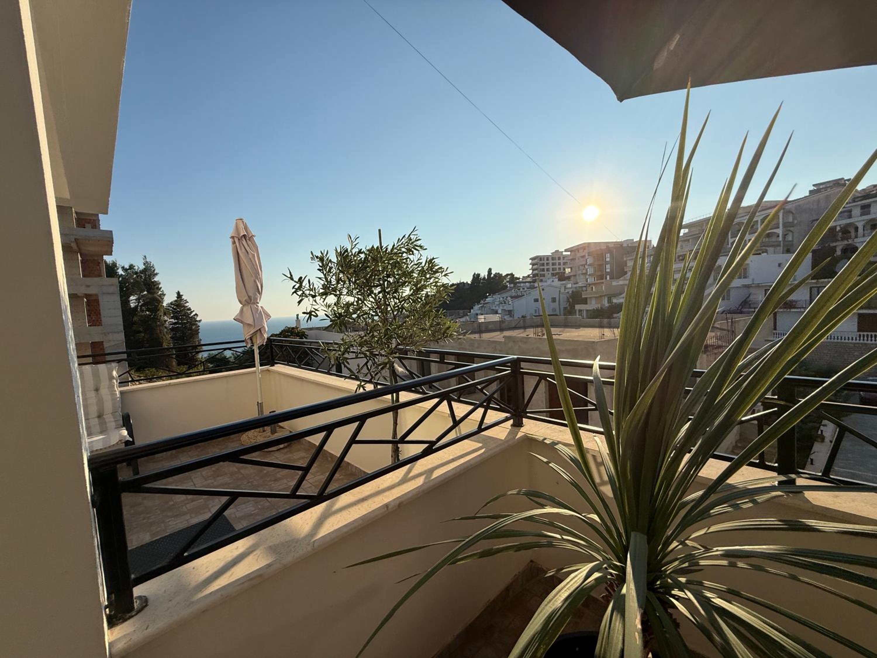 Deluxe One-Bedroom Apartment with City View photo 2