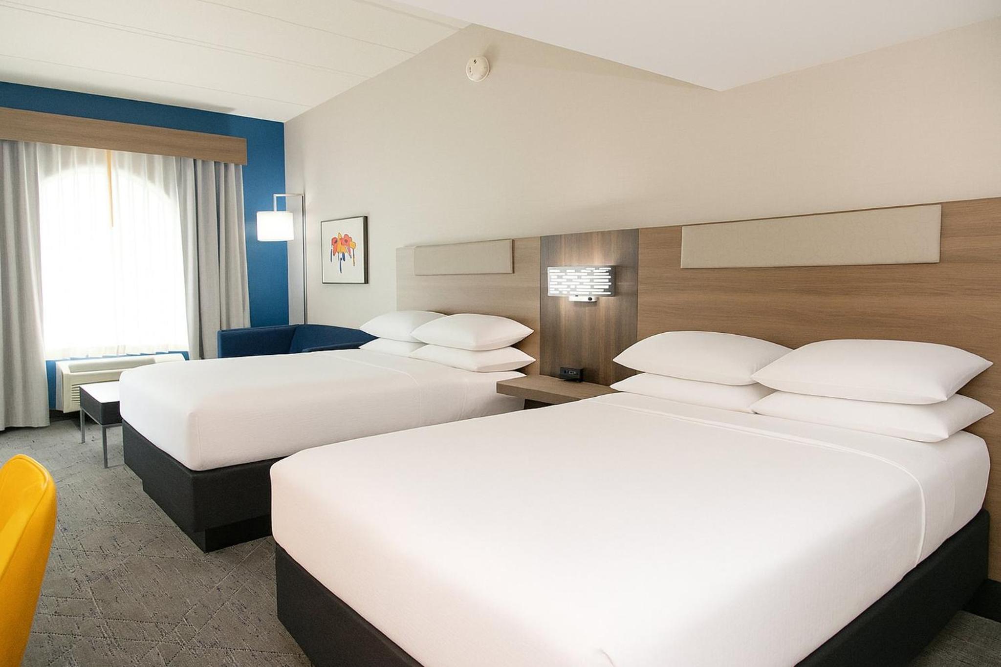 Queen Suite with Two Queen Beds and Sofa Bed - Photo 8