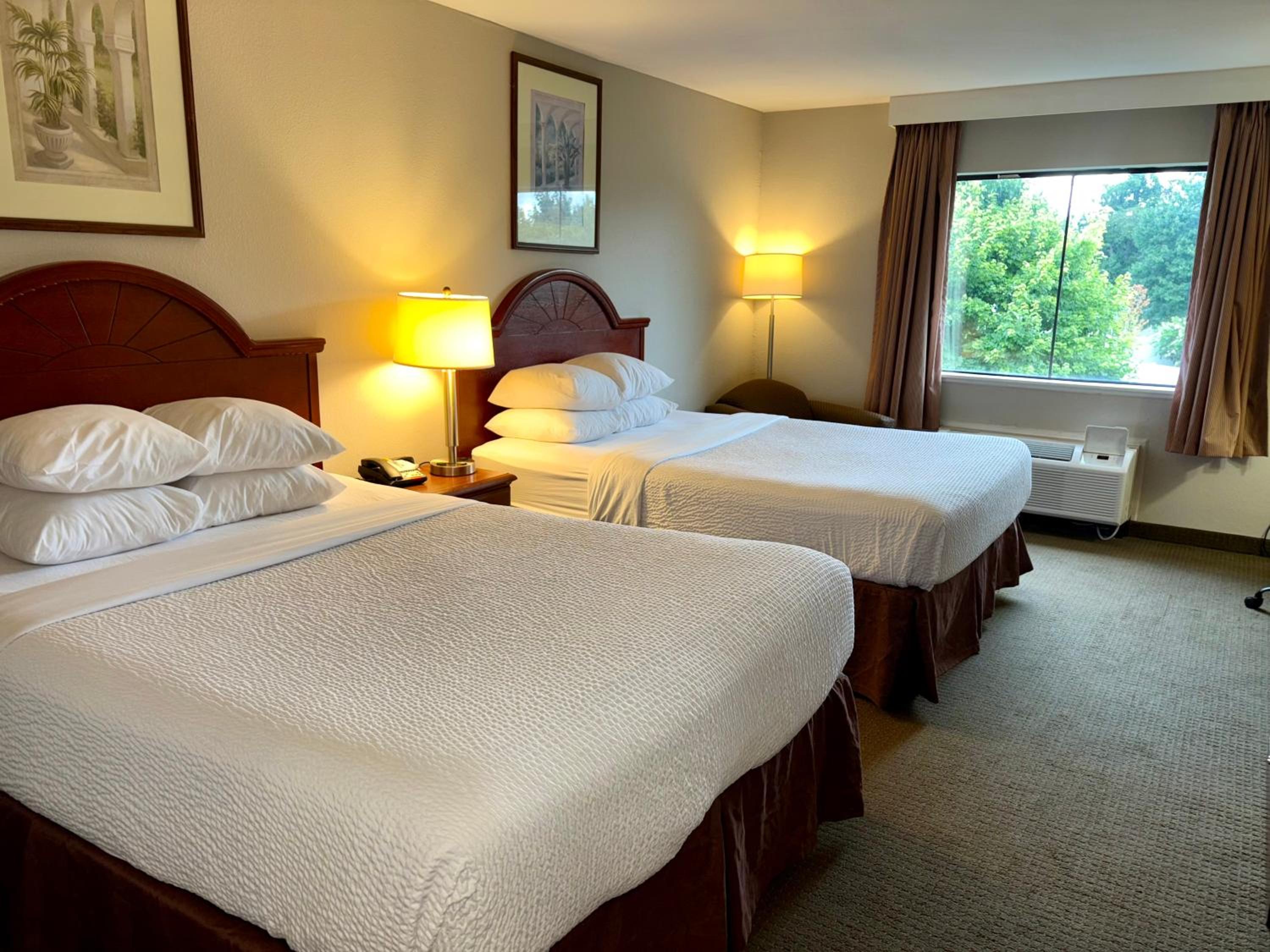 Business Queen Room with Two Queen Beds - Non-Smoking - Photo 1