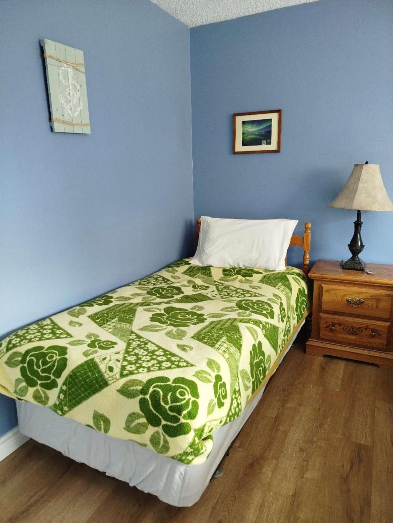 Economy Triple Room photo 3