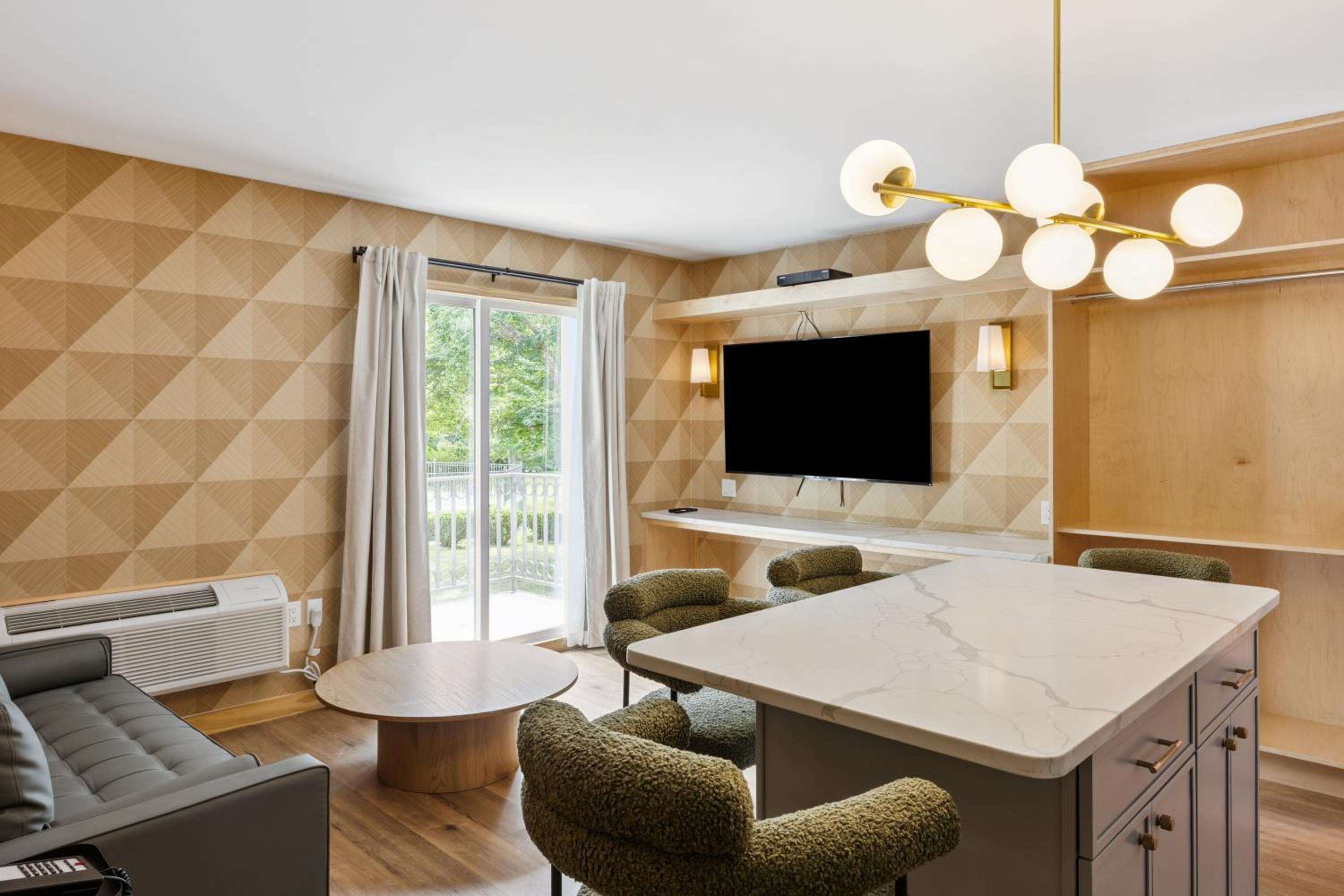 Deluxe King Suite