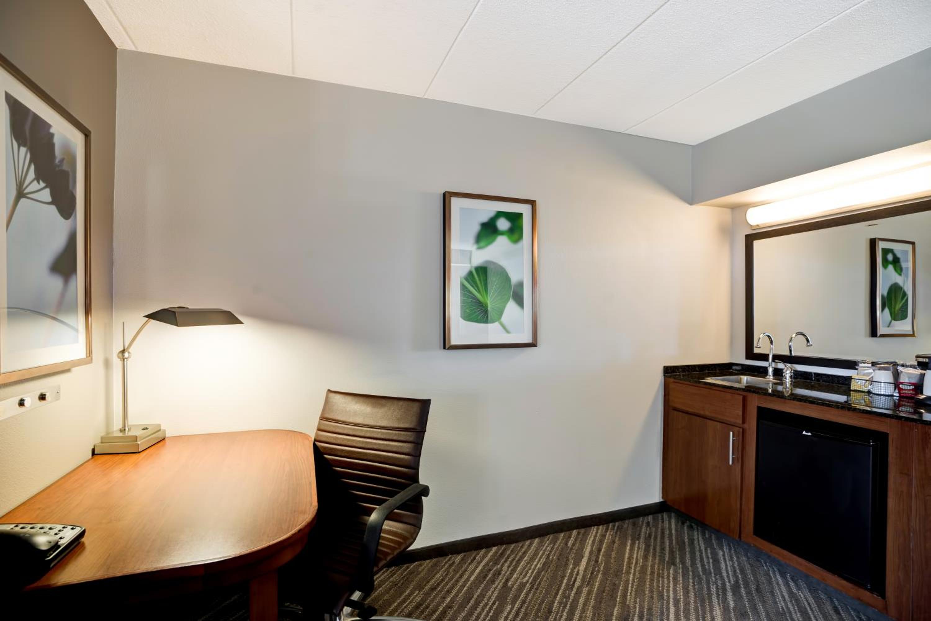 King Room with Accessible Tub - Disability Access photo 3