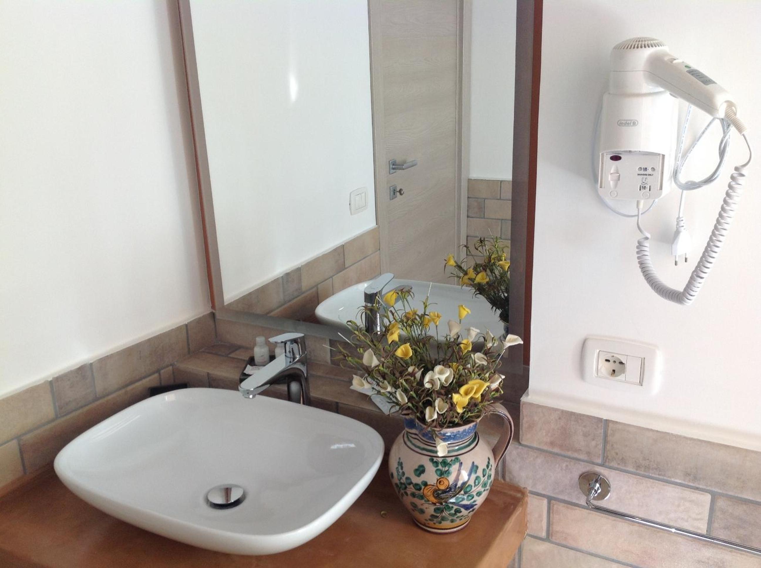 Triple Room with Balcony - Photo 10