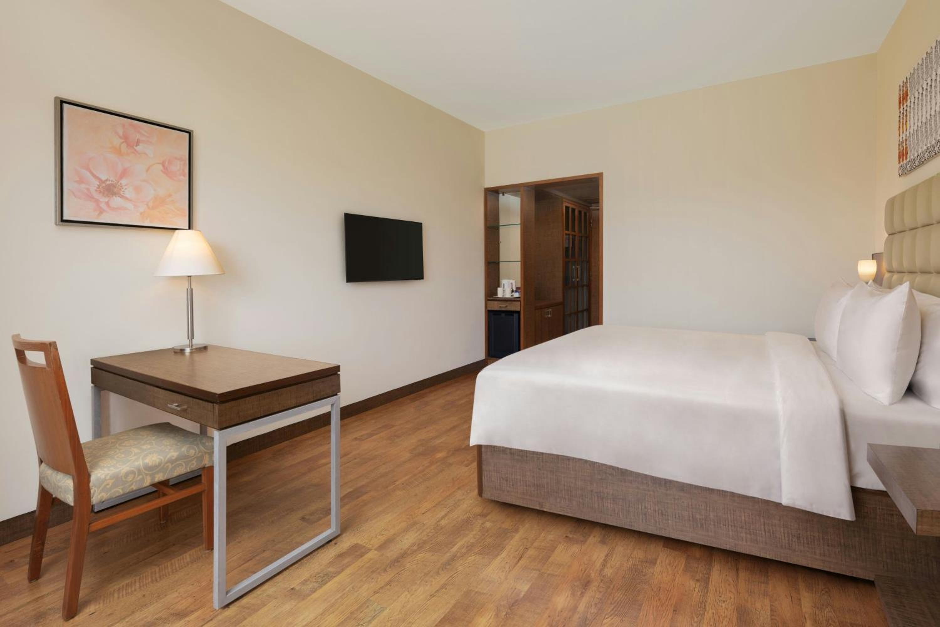 Standard King Room - Photo 3