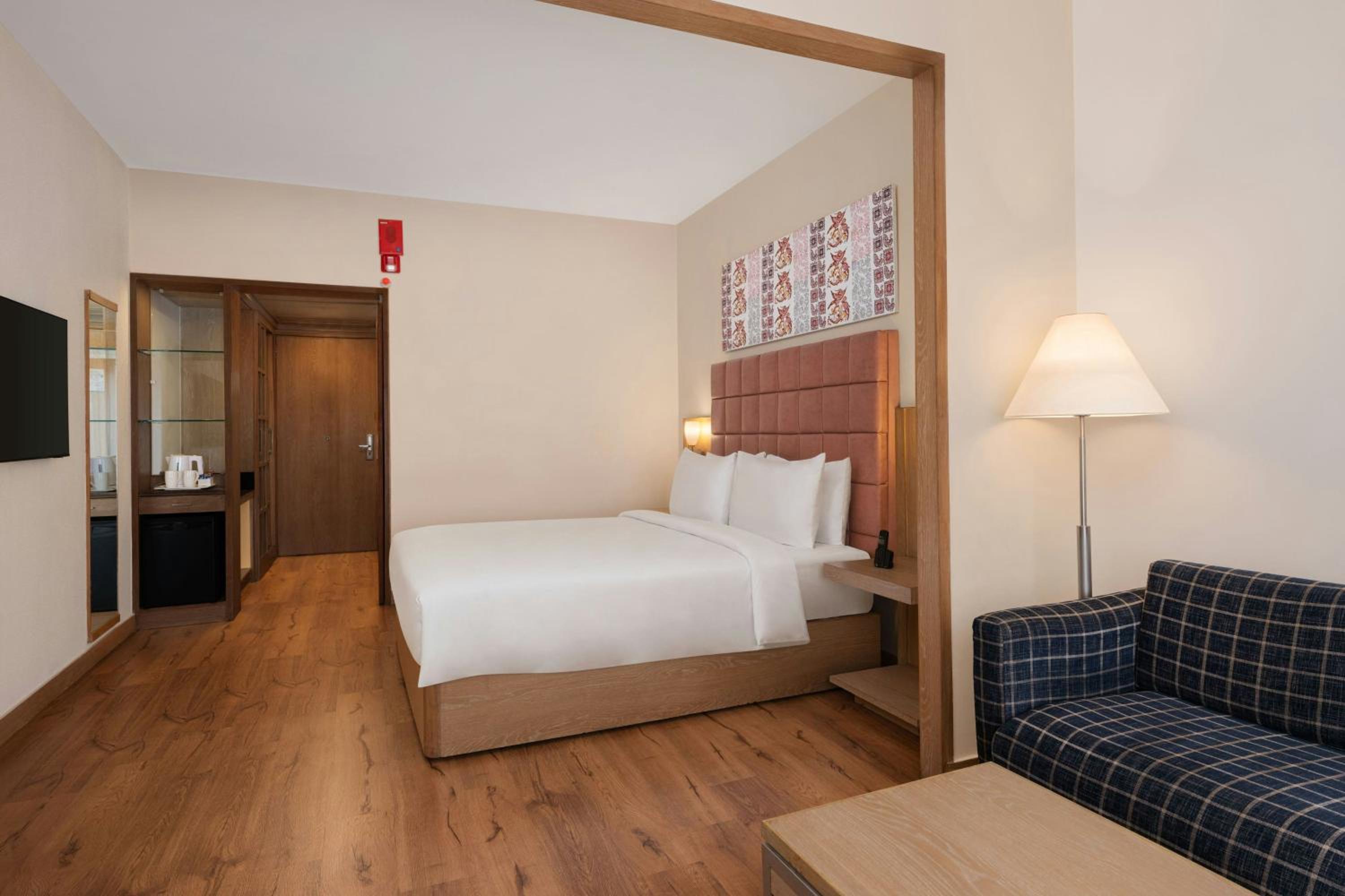 Executive King Room with Lounge Access - Photo 3